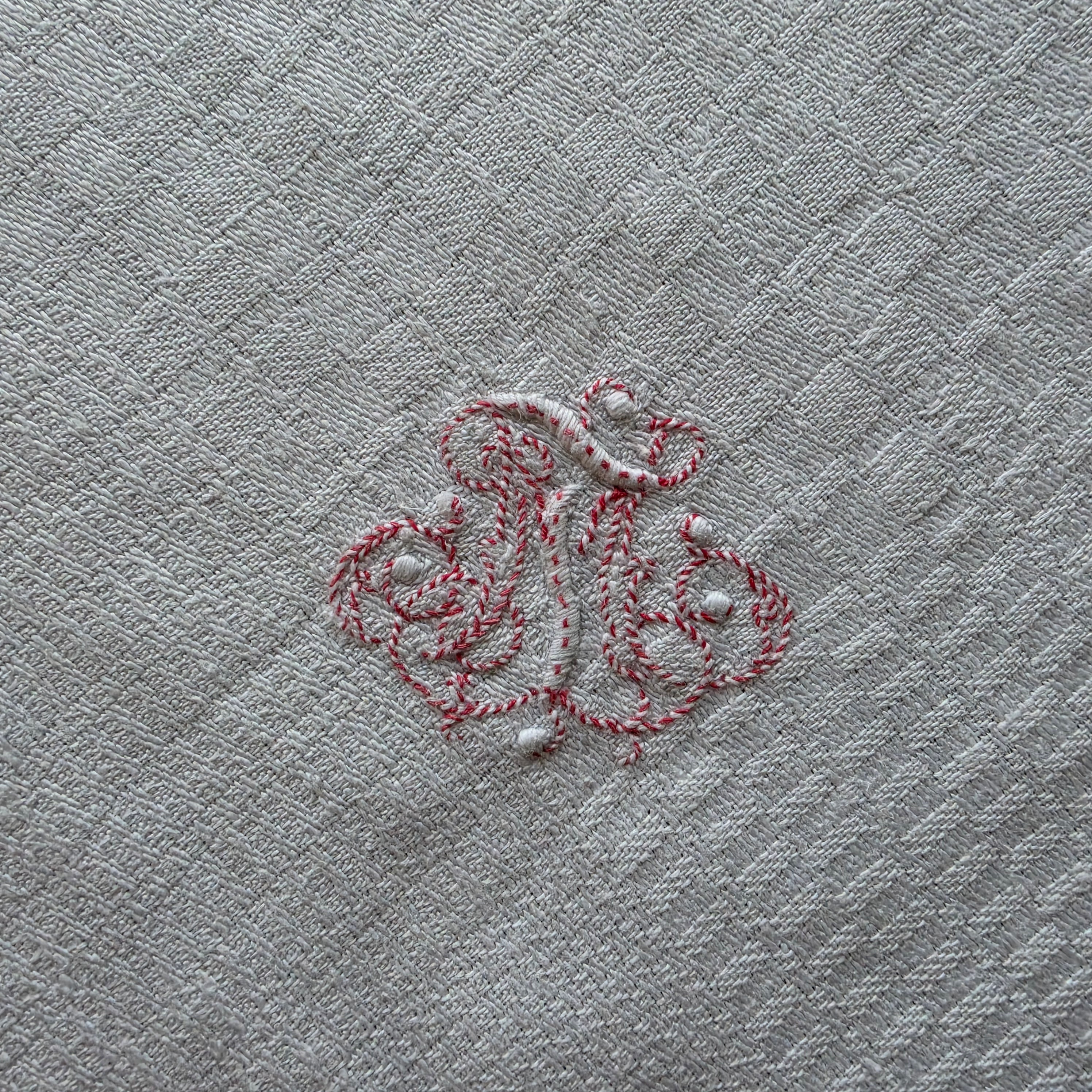Antike Jugendstil-Mitteldecke - Serviette mit handgesticktem Monogramm M.T. – um 1900 - 69x69cm