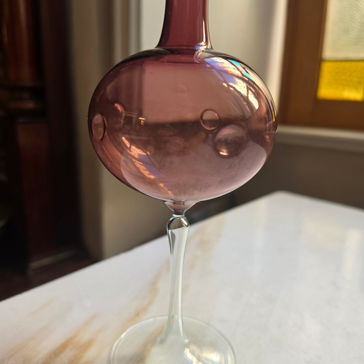 Elegante Vintage-Glasvase in Amethyst-Rosa – Handgefertigt mit Wellenrand & Luftblasen-Akzenten