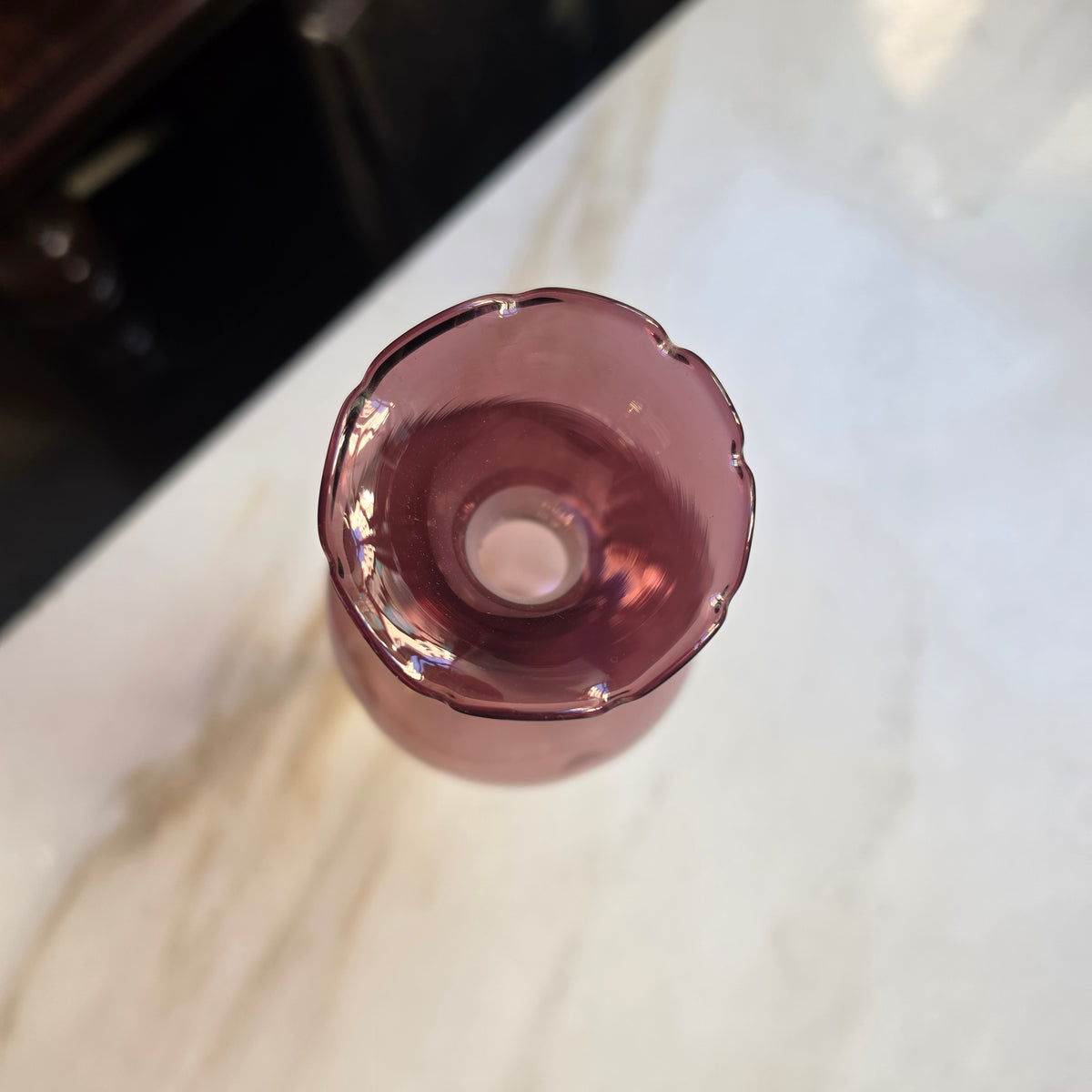 Elegante Vintage-Glasvase in Amethyst-Rosa – Handgefertigt mit Wellenrand & Luftblasen-Akzenten