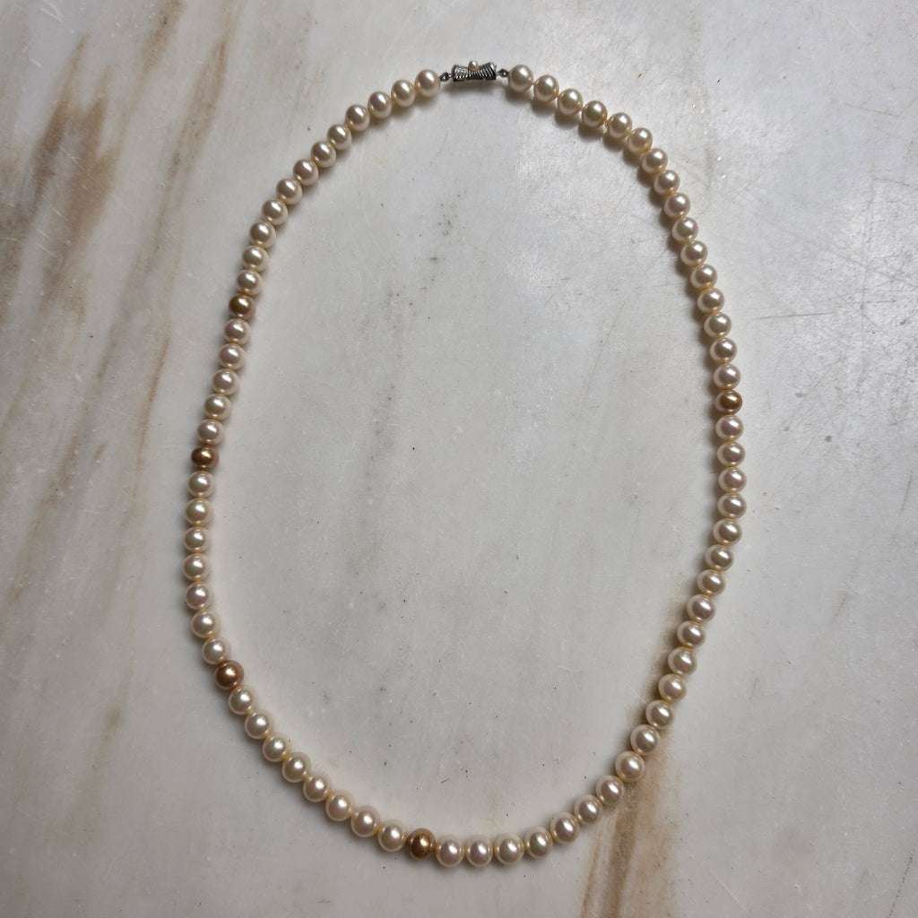 Elegante Perlenkette mit 835 Silber-Steckschloss – Shimmering Modeschmuck-Perlen mit bronzegoldenen Akzenten