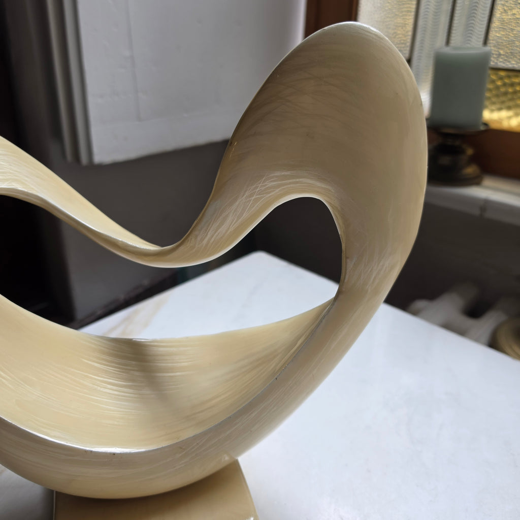 Moderne Abstrakte Skulptur im Mid-Century Style – Beige/Creme mit Metallfuß