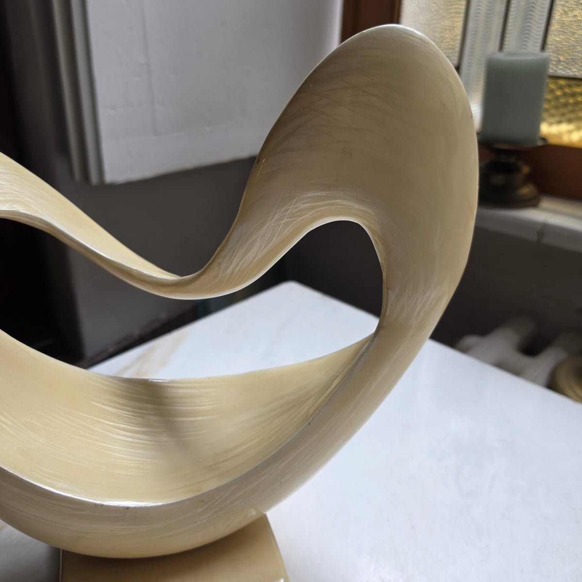 Moderne Abstrakte Skulptur im Mid-Century Style – Beige/Creme mit Metallfuß