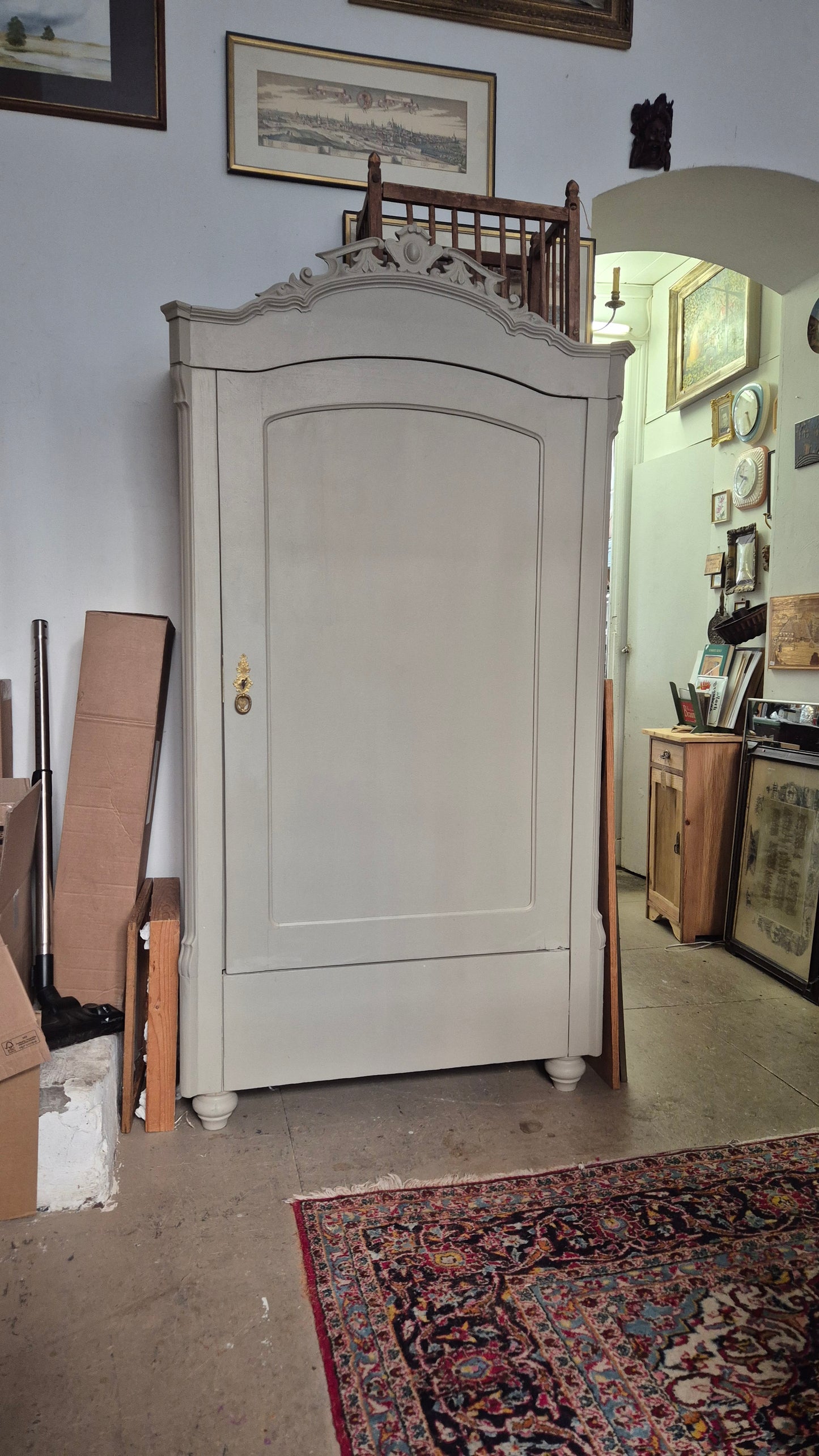 Reserviert für R.! Antiker Louis Phillipe Kleiderschrank von 1870 Graubeige 1-Türig