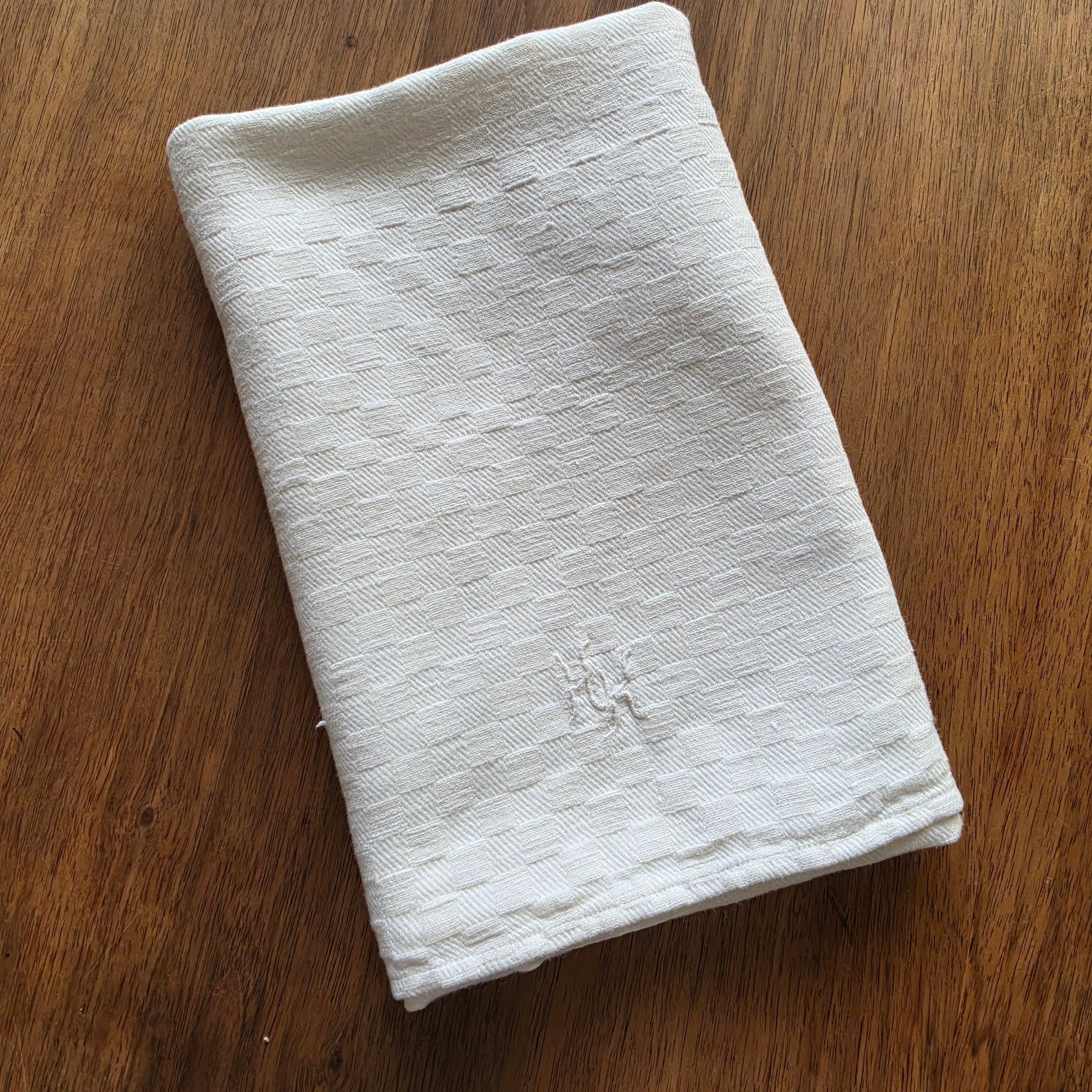Antikes Leinen-Geschirrtuch mit Monogramm H.K. – Weißes Küchentuch mit Schachbrett-Struktur - 46x94cm