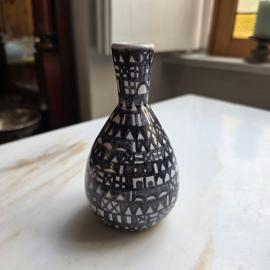 Artisan Keramik-Vase, handbemalt im folkloristischen Mid-Century-Stil