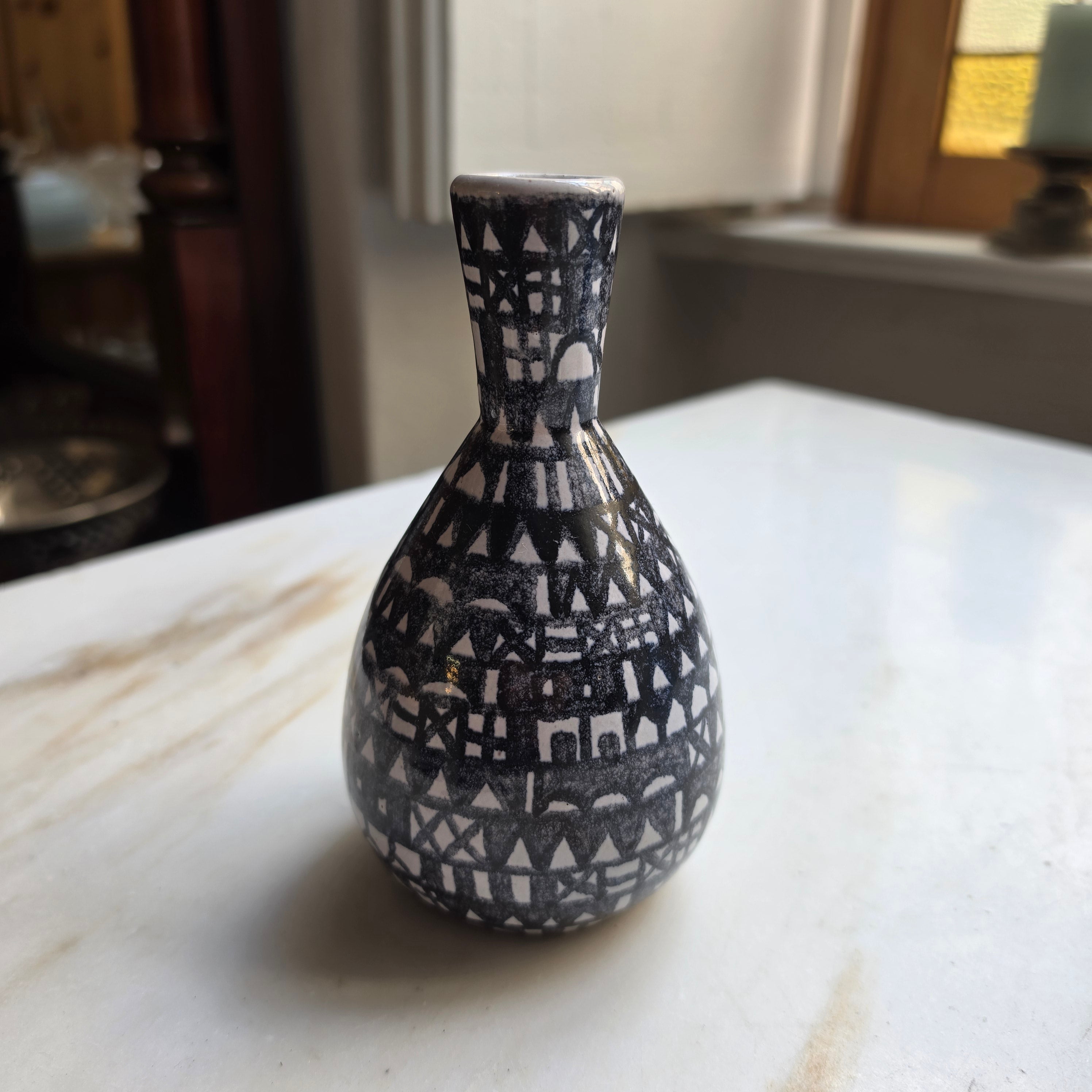 Artisan Keramik-Vase, handbemalt im folkloristischen Mid-Century-Stil