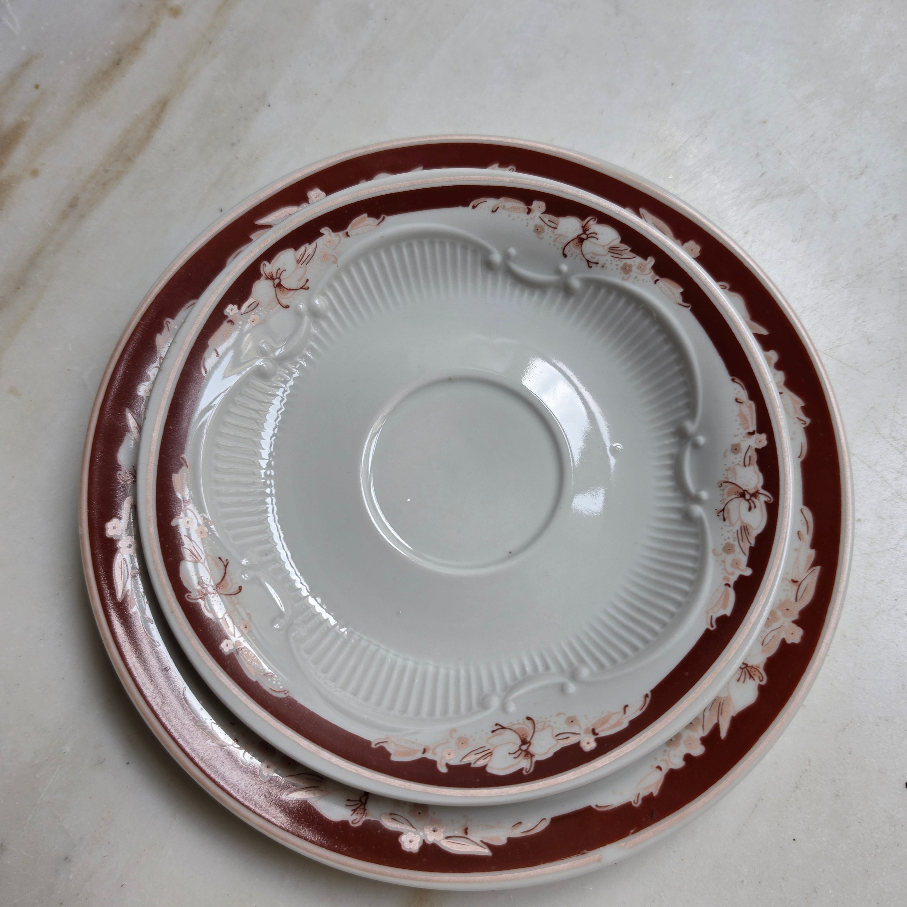 Vintage Porzellan Sammeltasse 3-teilig – Lettin | Antikes Gedeck mit Weinrotem Blüten-Relief & Goldrand