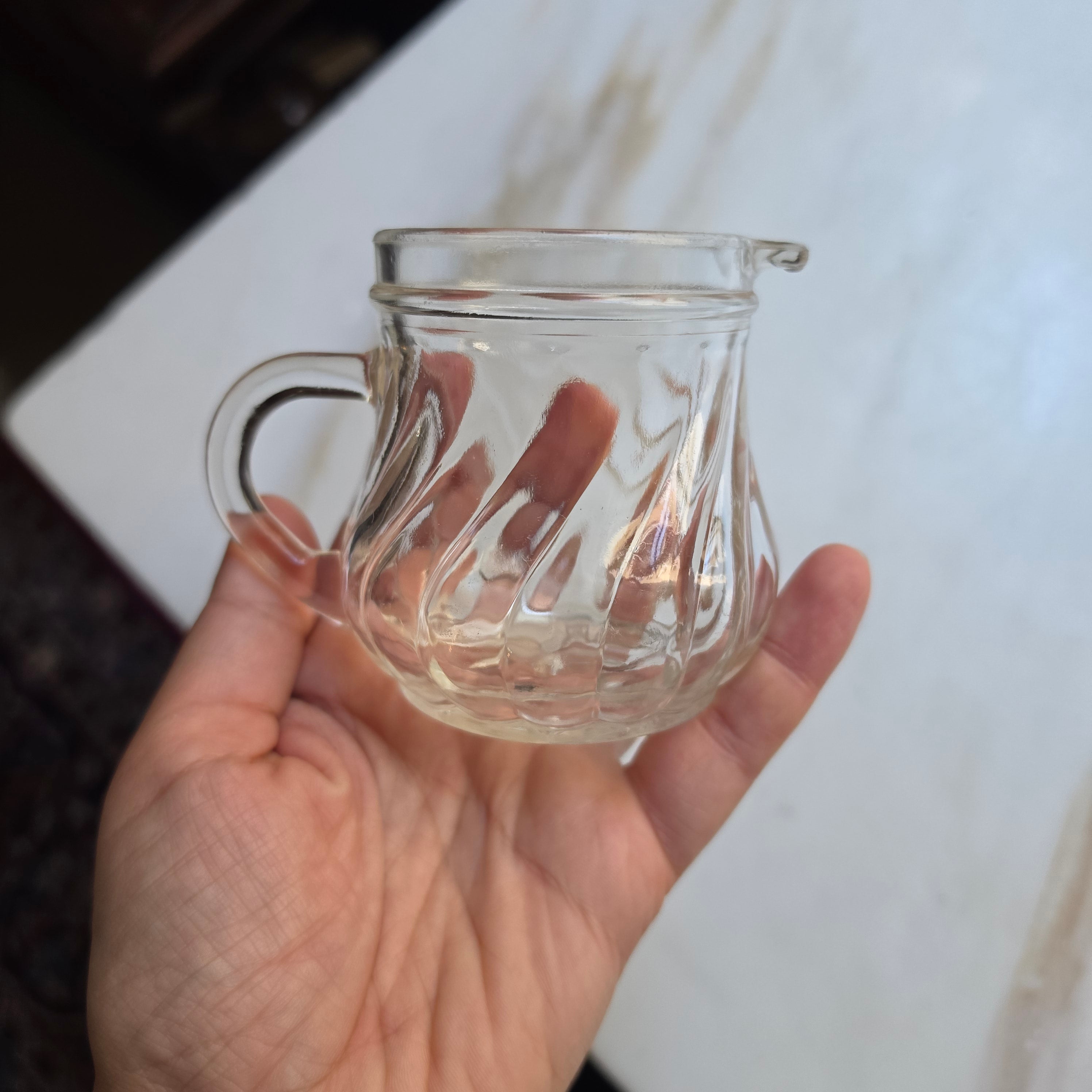 Kleines Vintage-Milchkännchen aus klarem Glas mit Spiraldruck und Sternboden