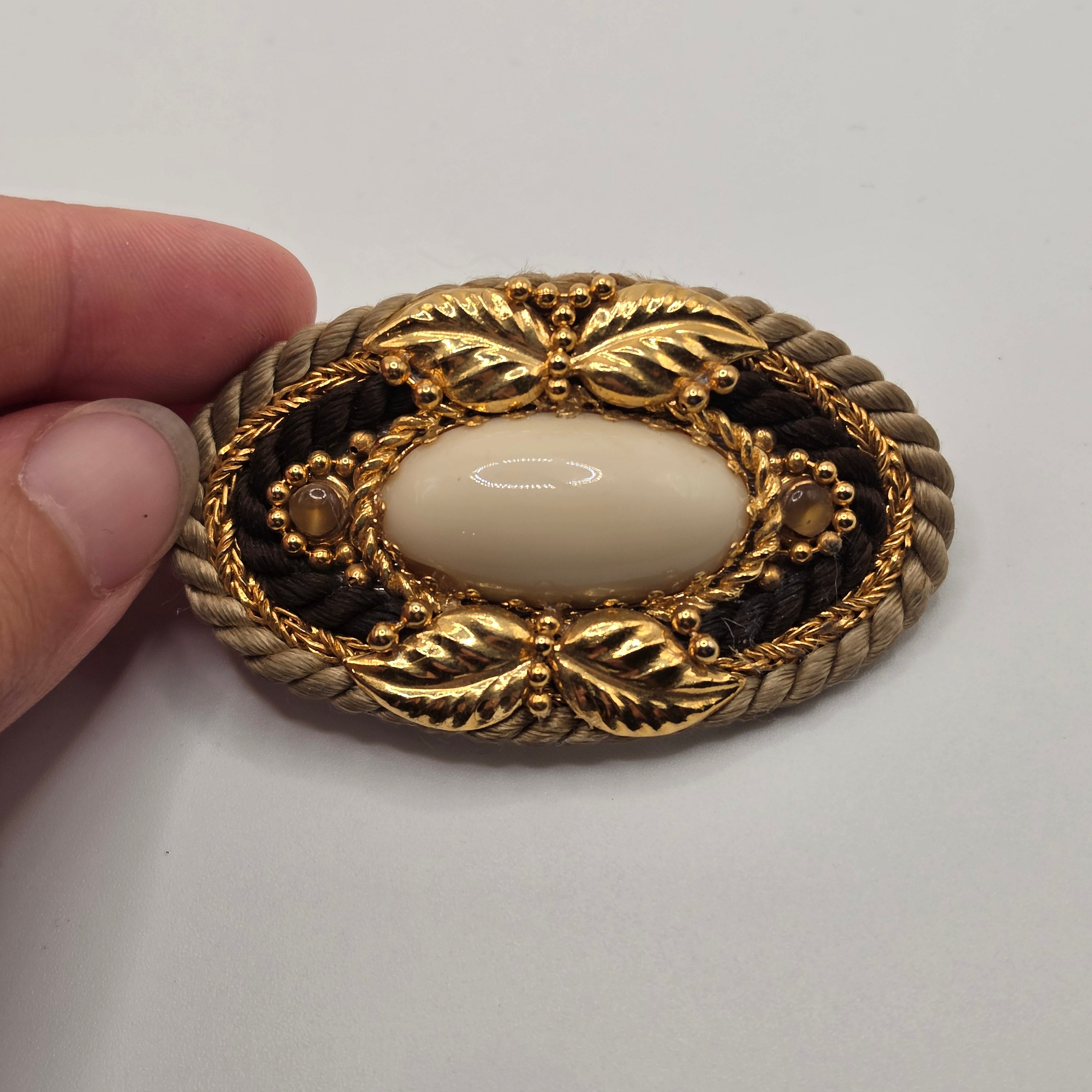 Vintage Schmuck-Gürtelschnalle – Ovale Taillengürtel-Schließe mit großem Cabochon, Kordel-Optik & Gold-Laub