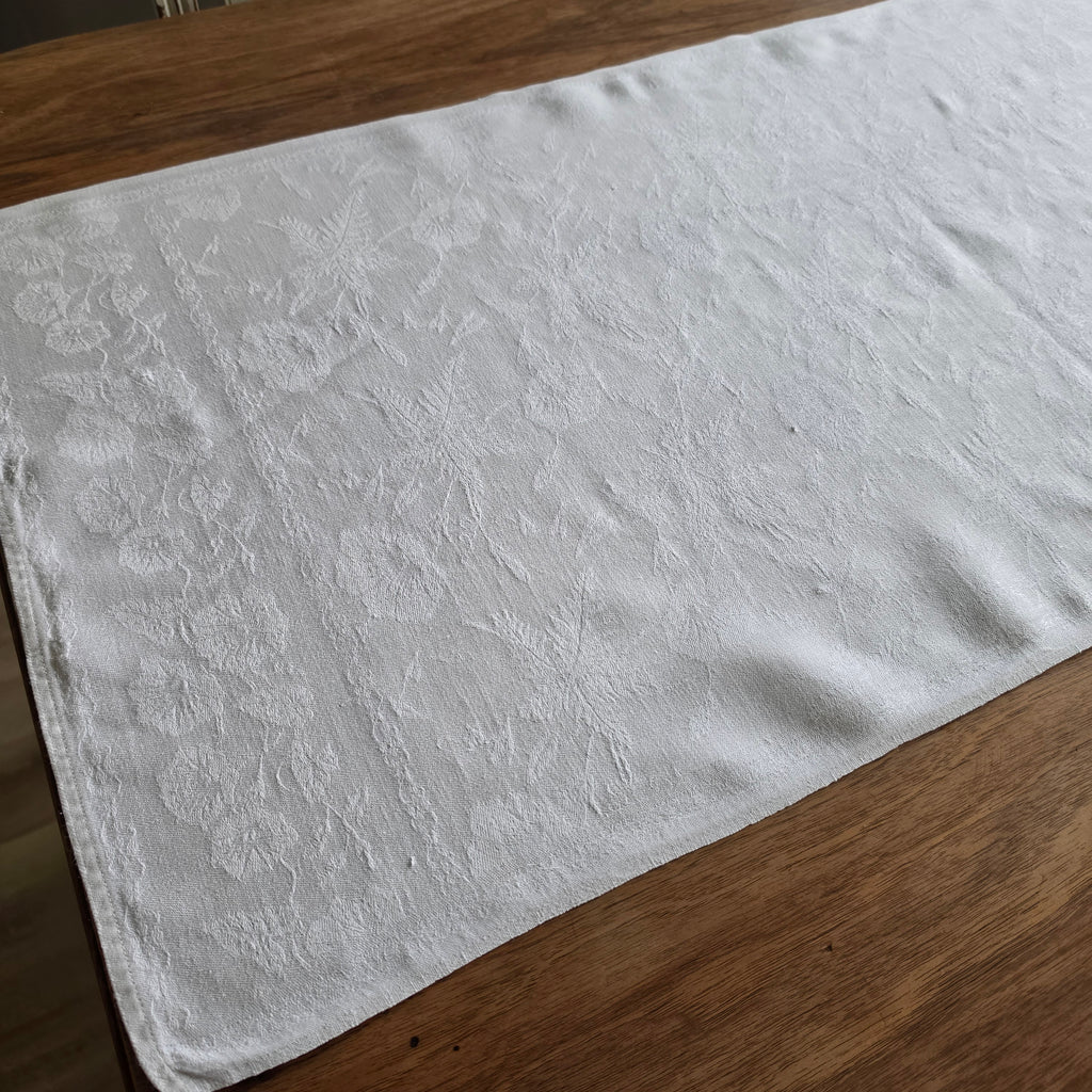 Edler Vintage Damast-Tischläufer - Tischdecke mit rotem Monogramm „S.C.“ - Weiß - 50x125cm