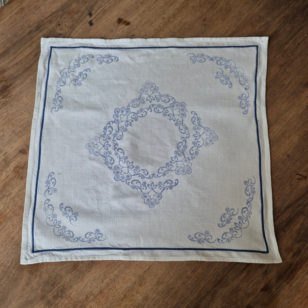 Kleine antike Mitteldecke  bedruckt oder zum besticken blau weiß