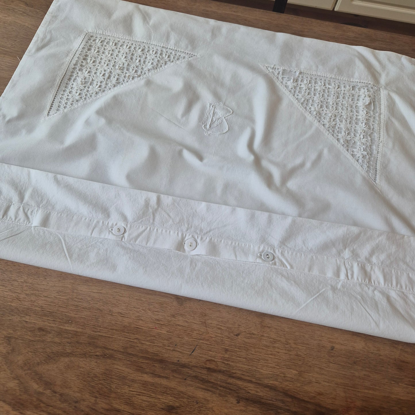 Antiker Kopfkissenbezug mit zarter Stickerei 73x72cm Baumwolle Monogramm H.B (beschädigt)