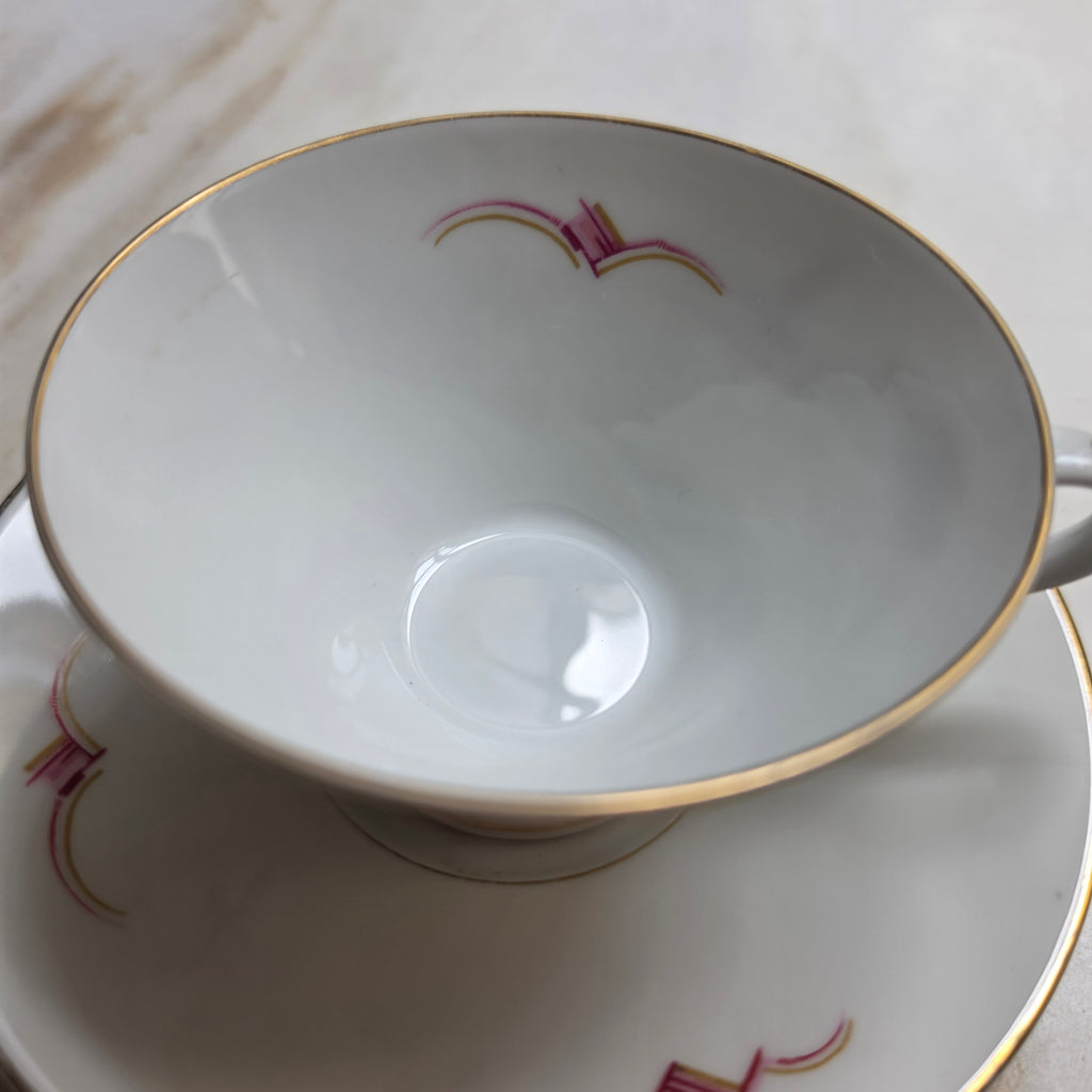 Vintage Porzellan-Tasse mit Untertasse – Beerenrosa & Golddekor - Mid-Century Elegant
