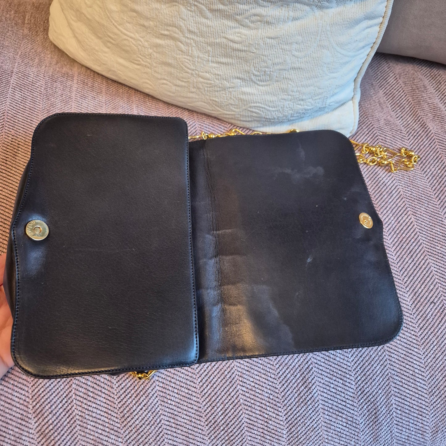 Vintage Moschino schwarze Schultertasche mit Herz 90er Jahre