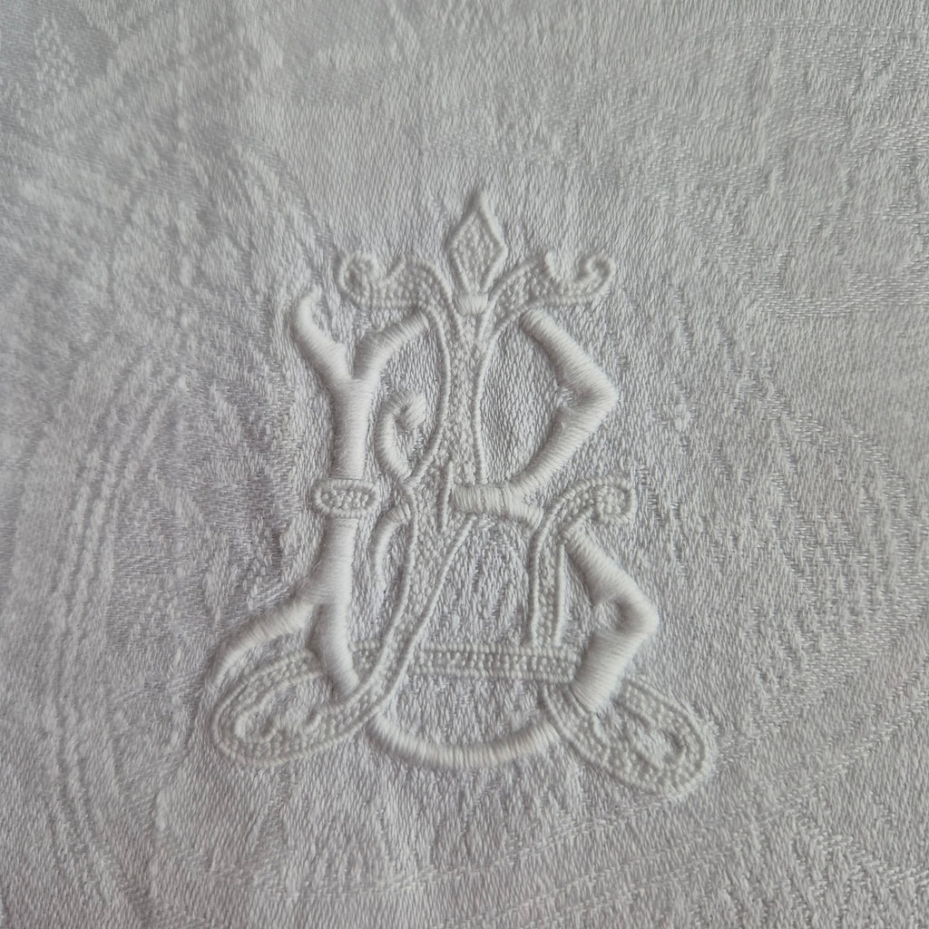 Antike Tischdecke weiß 77x91cm Damast weiß Jagtmotiv und Monogram L.B