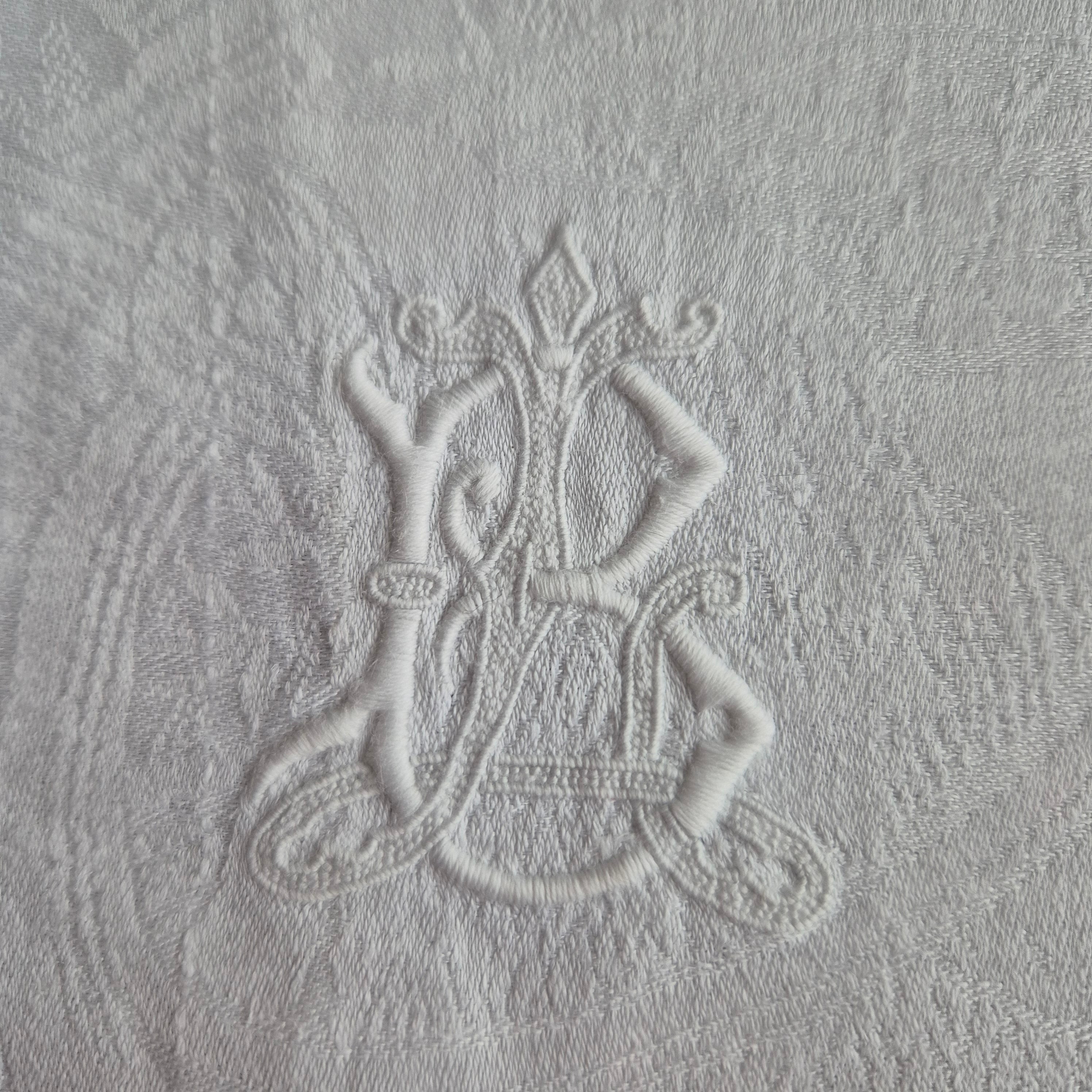 Antike Tischdecke weiß 77x91cm Damast weiß Jagtmotiv und Monogram L.B