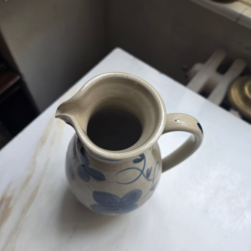 Klassischer Westerwälder Steinzeug-Krug – Handbemaltes Bembel-Design