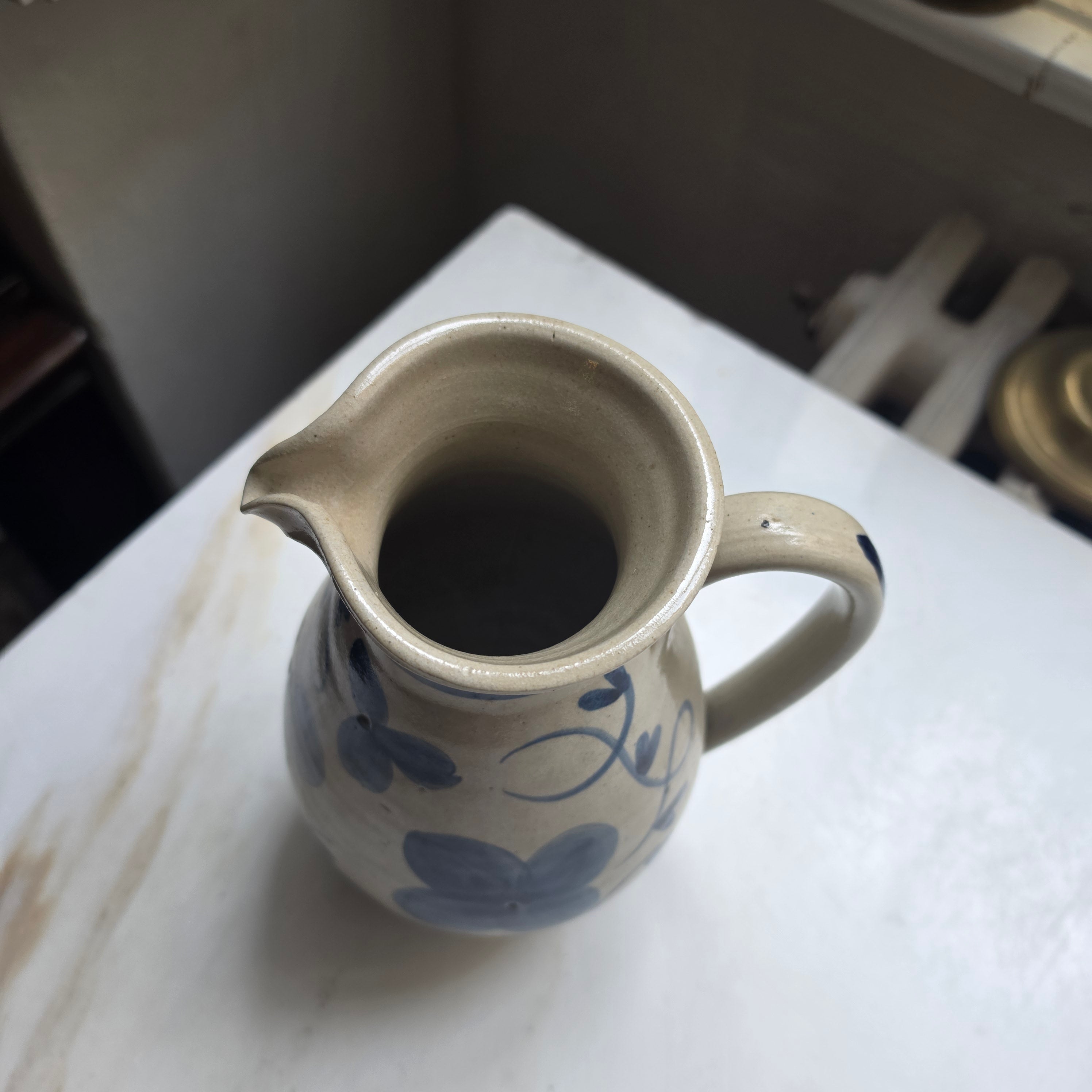 Klassischer Westerwälder Steinzeug-Krug – Handbemaltes Bembel-Design