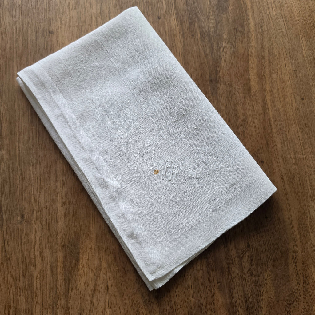 Antike Damast-Serviette mit handgesticktem Monogramm „F.H.“ – Nostalgischer Charme für deine Tafel 55x51cm