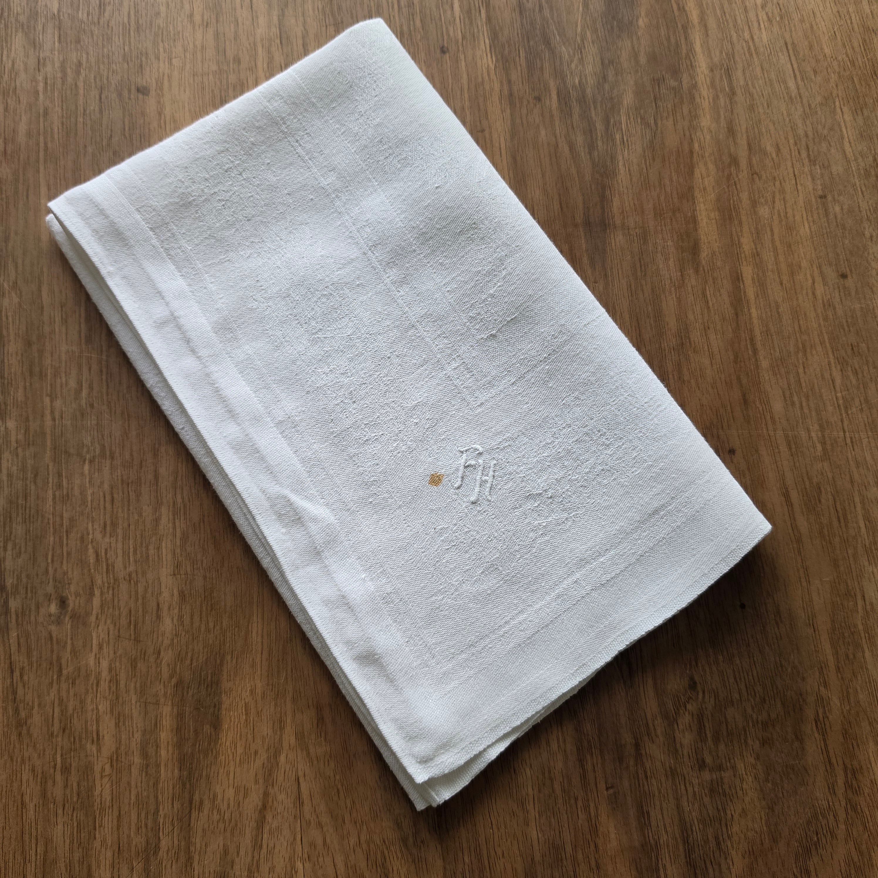 Antike Damast-Serviette mit handgesticktem Monogramm „F.H.“ – Nostalgischer Charme für deine Tafel 55x51cm
