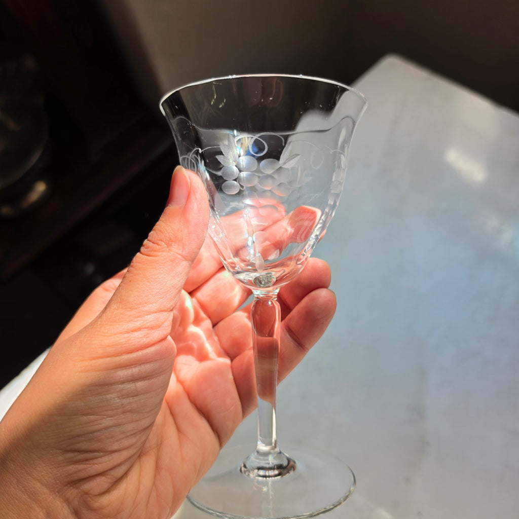 Elegantes Vintage Kristallglas mit Weintrauben-Gravur – Handgeschliffen