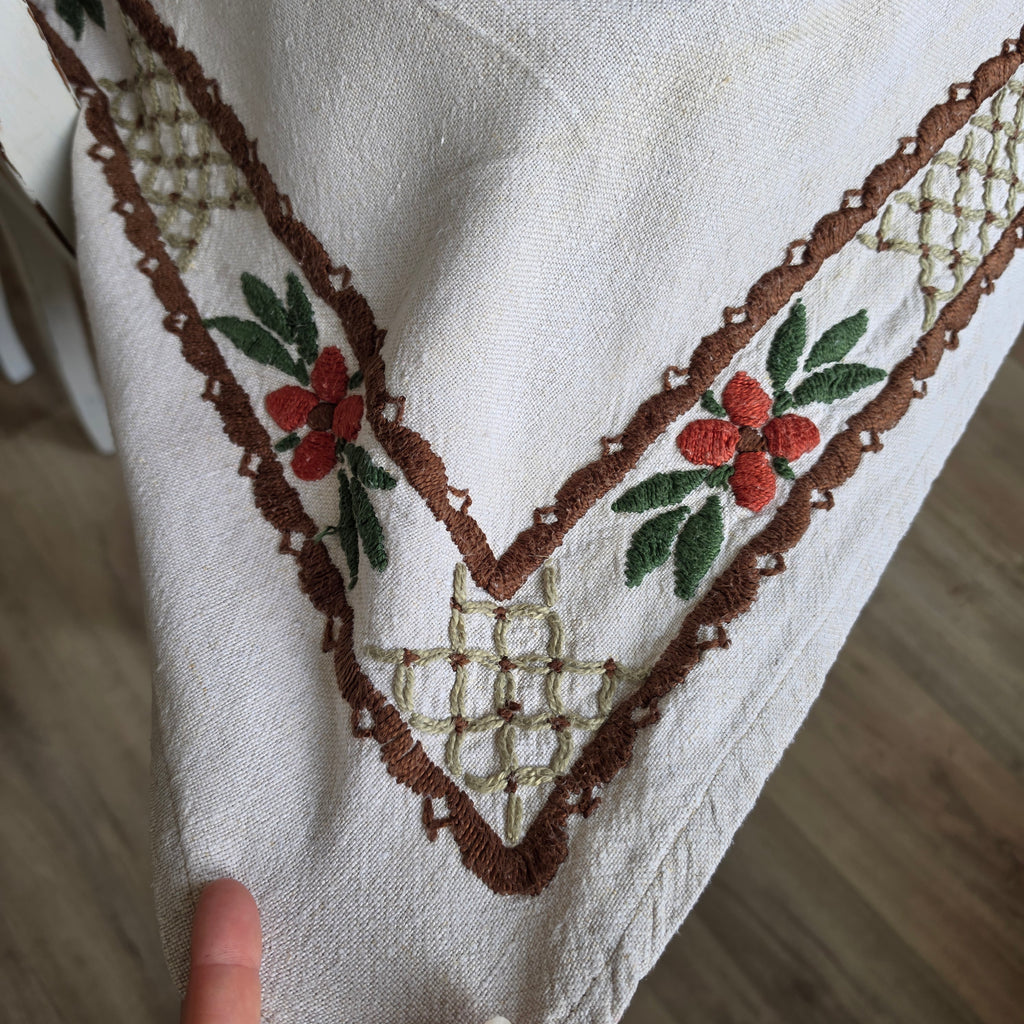 Vintage Leinen-Tischdecke Handgestickt - Rustikale Decke mit Floralem Kurbelstick-Muster 140x150cm