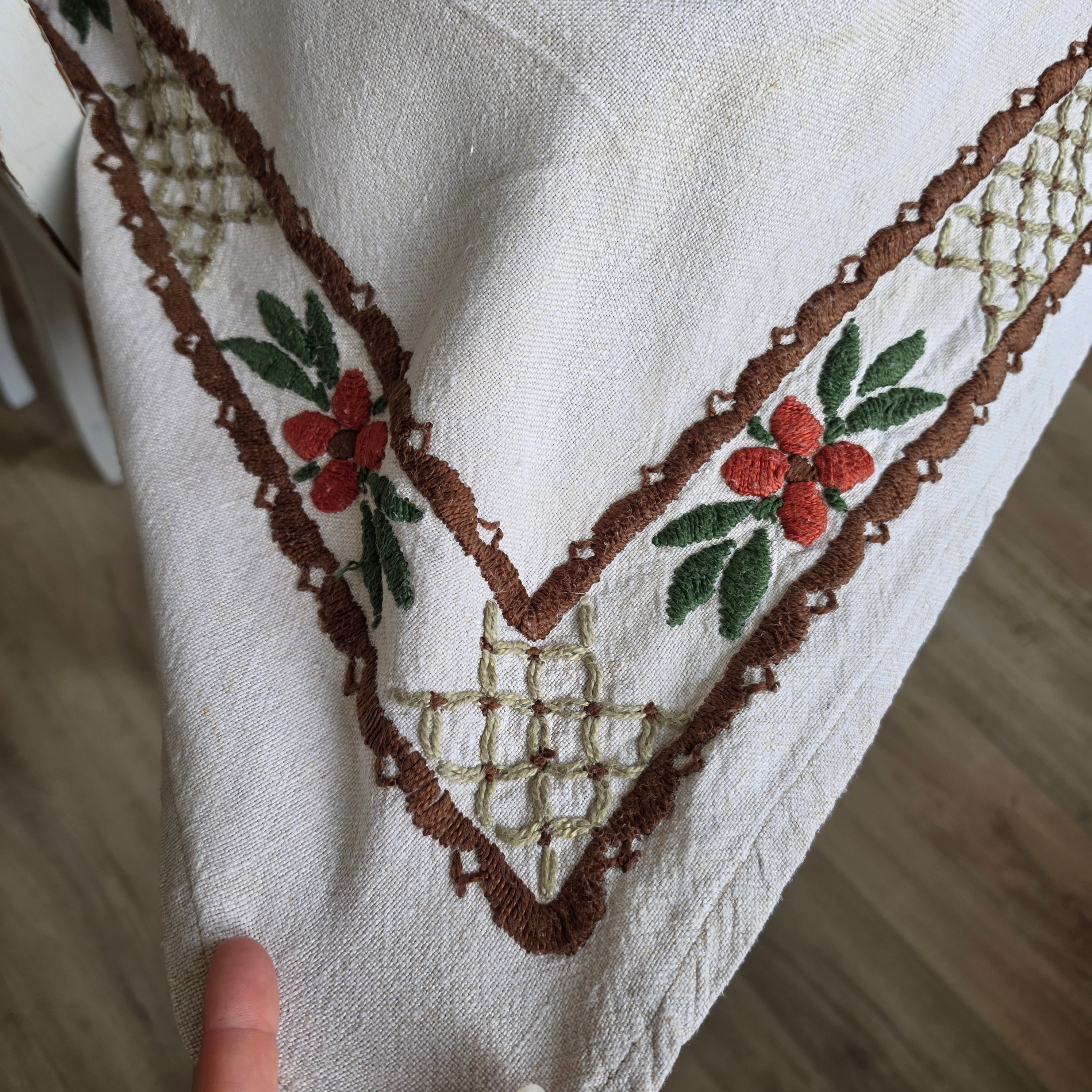 Vintage Leinen-Tischdecke Handgestickt - Rustikale Decke mit Floralem Kurbelstick-Muster 140x150cm