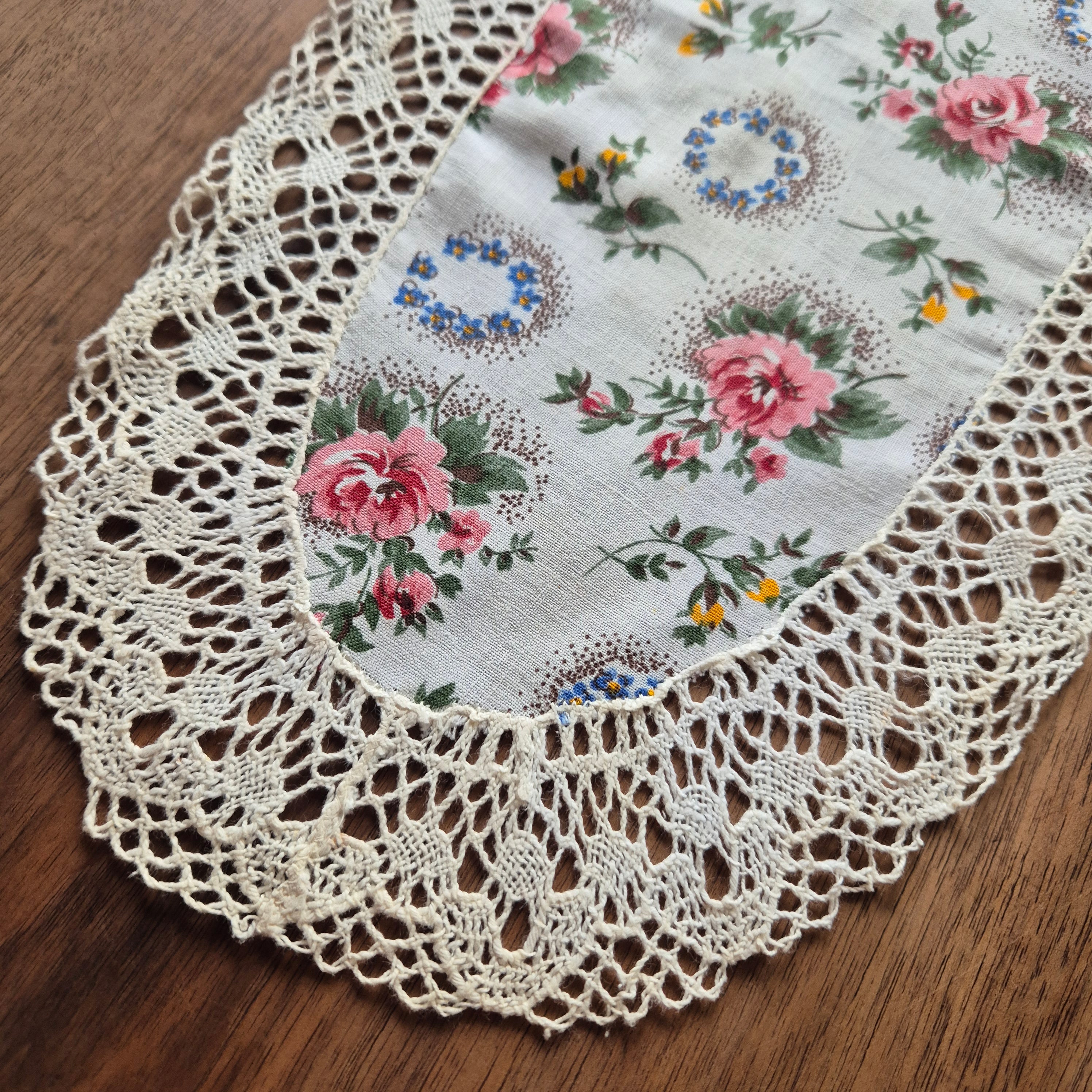Antike kleine weiße ovale Zierdecke 47x22cm mit Blumenmuster