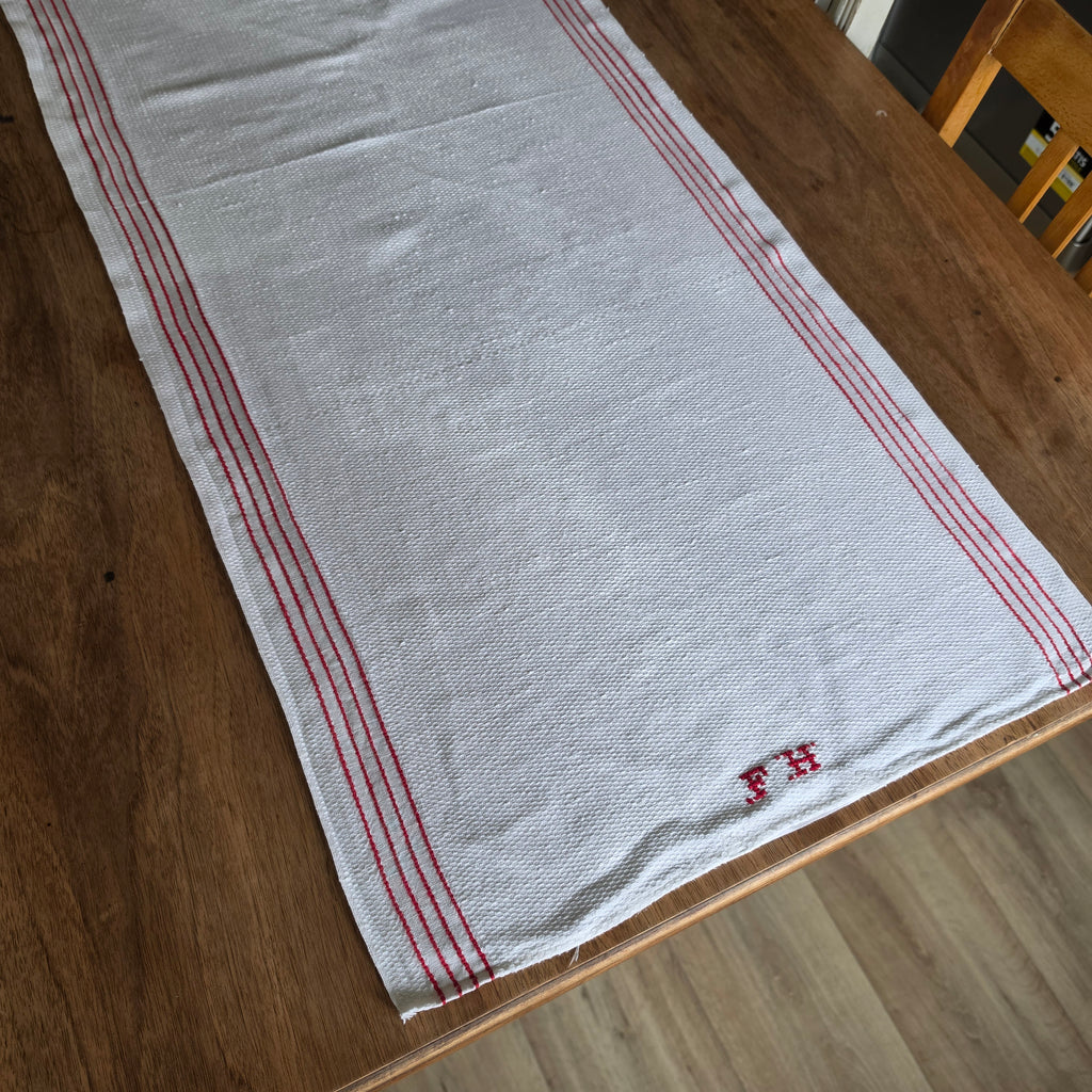 Vintage Tischläufer / Mangeltuch mit roter Einwebung & Monogramm "FH" - 47x117cm