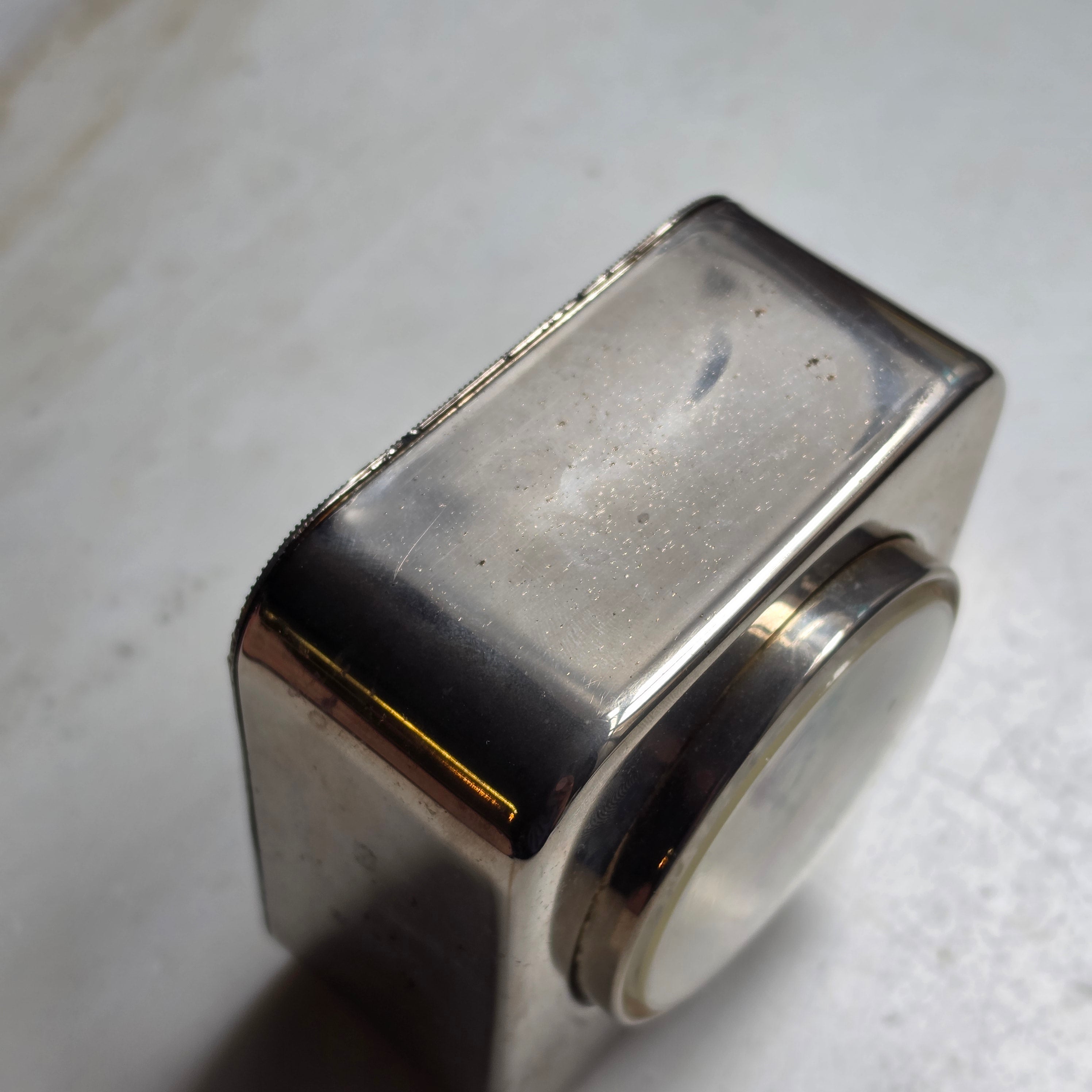 Vintage-Stil Tischuhr im Silber-Look – Klassischer Quartz-Wecker 80er Jahre