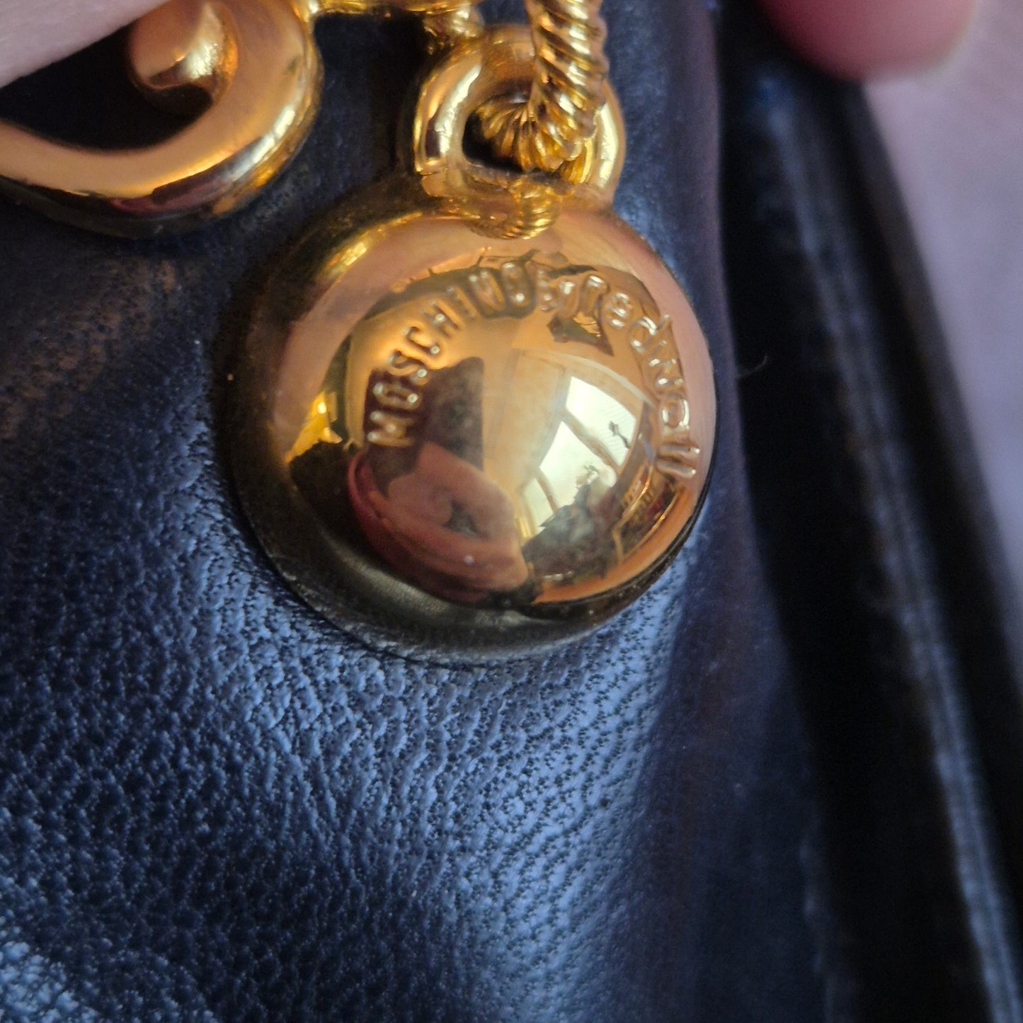 Vintage Moschino schwarze Schultertasche mit Herz 90er Jahre