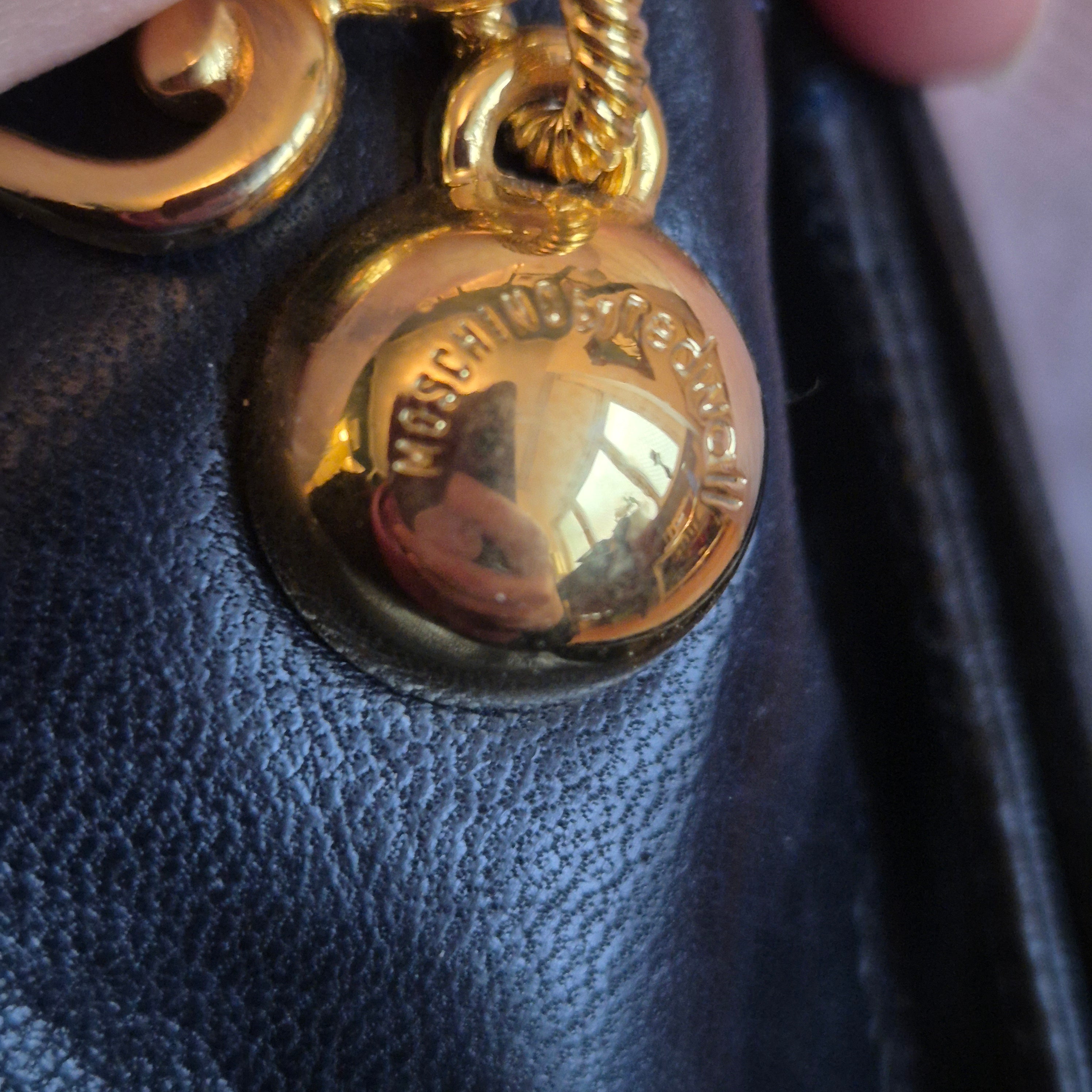Vintage Moschino schwarze Schultertasche mit Herz 90er Jahre