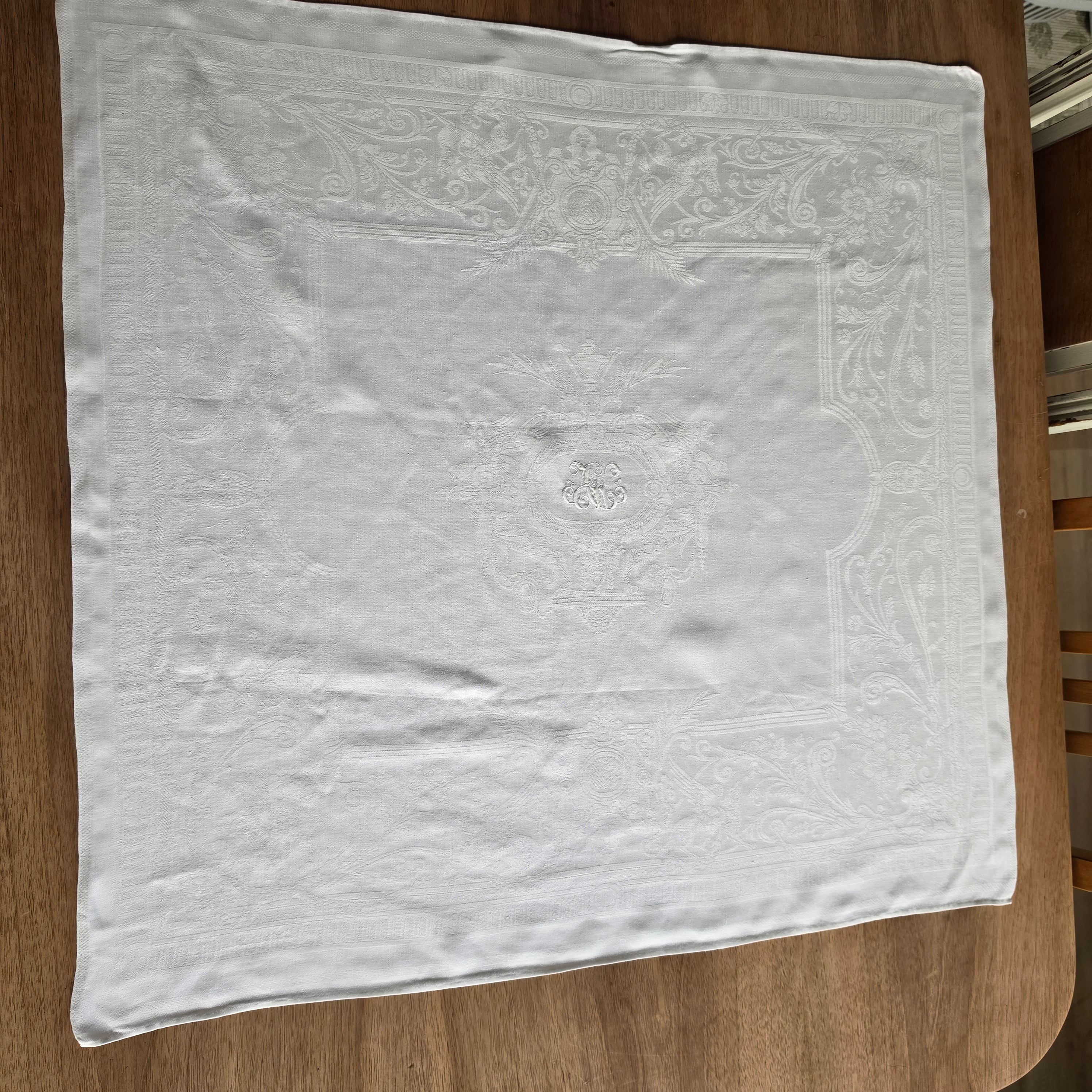 Antike Damast-Tischdecke mit gesticktem Monogramm – Edle Tischwäsche im Landhaus- / Vintage-Stil - 70x72cm