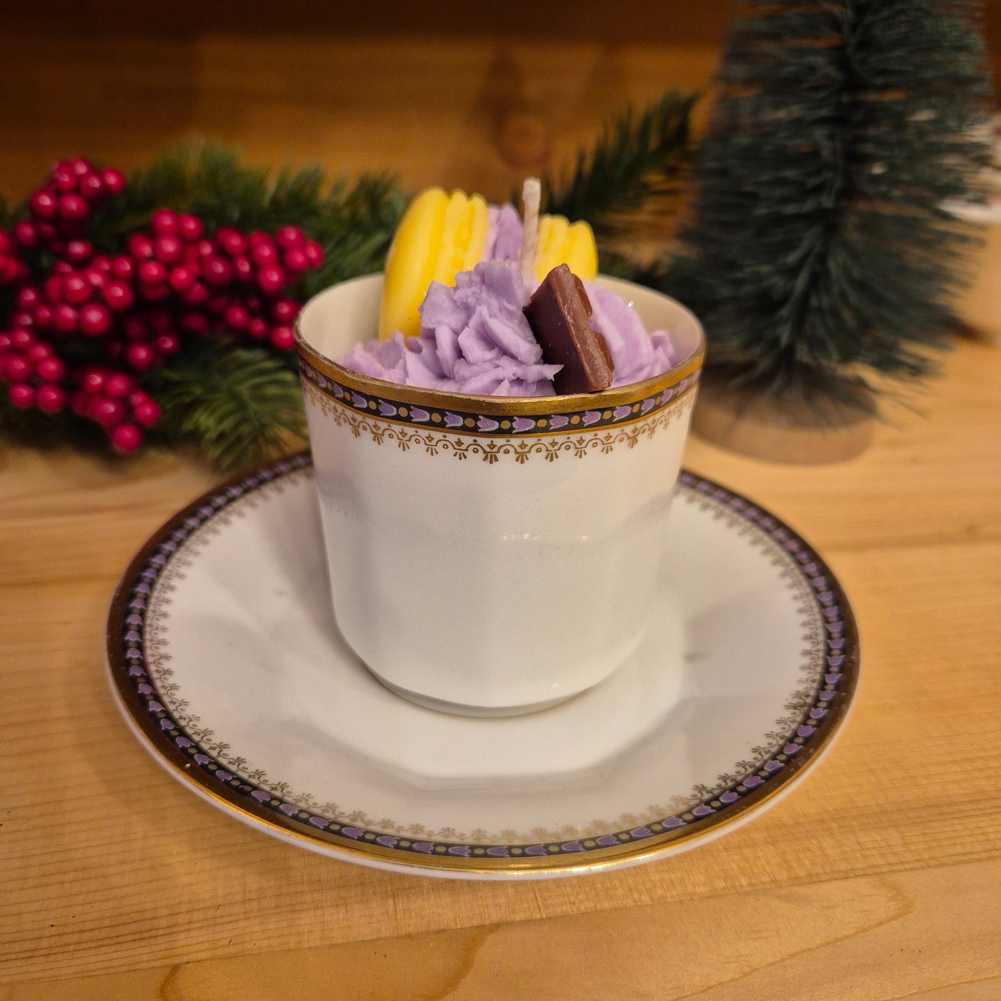 Handgemachte Sojawachskerze Weihnachtesgeschenk Macarone Sahne Dessert in Antiker Porzellan Tasse von Altwasser Silicia
