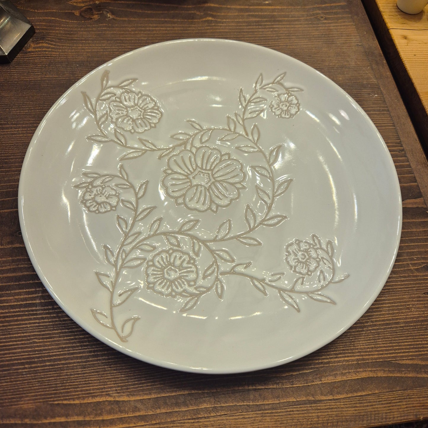 Großer Cremeweißer Keramik Teller mit Blumenmuster