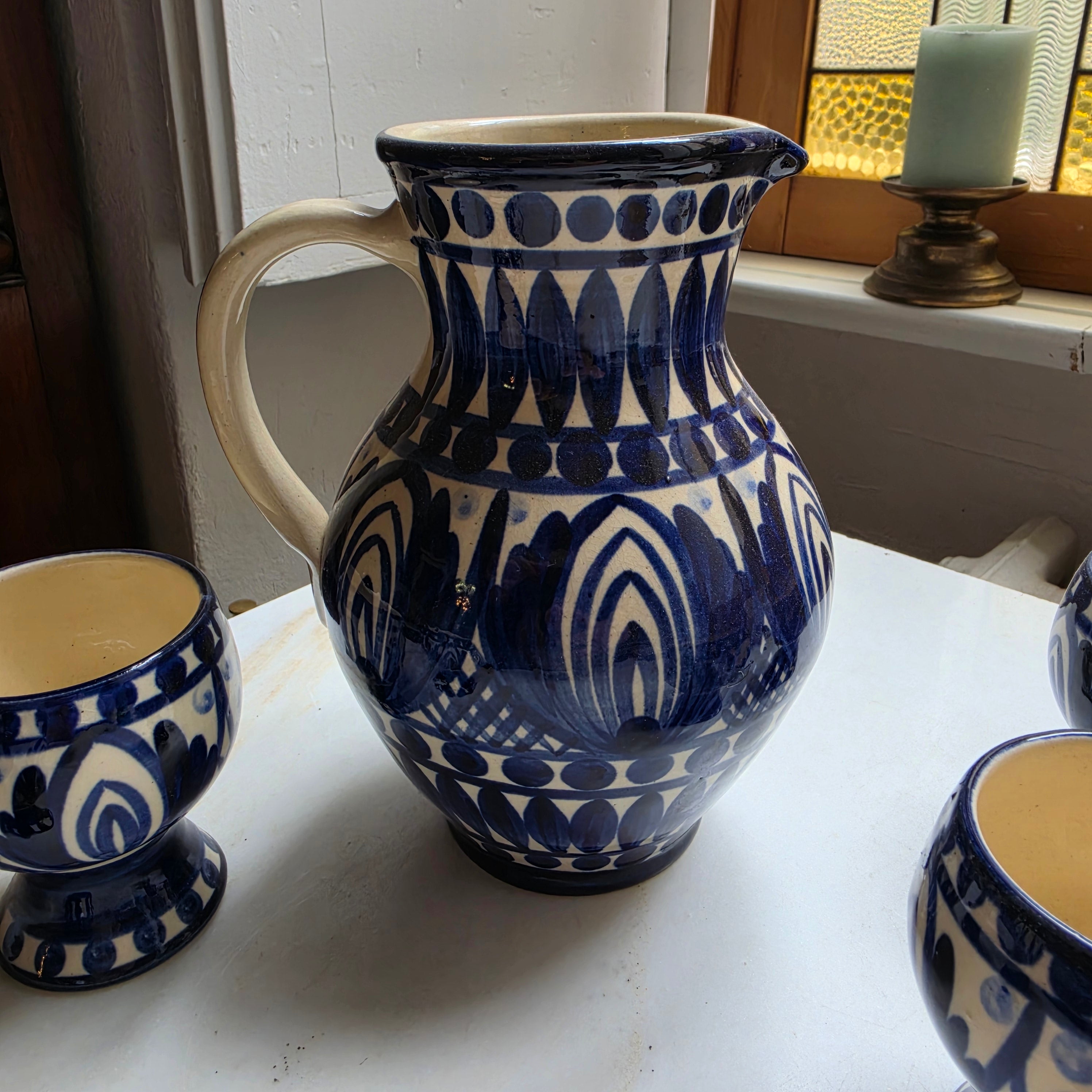 Vintage Keramik Wasser-Set - Saft-Set - Krug mit 4 Kelchen - Bechern - Blau-Weiß Handgemalt