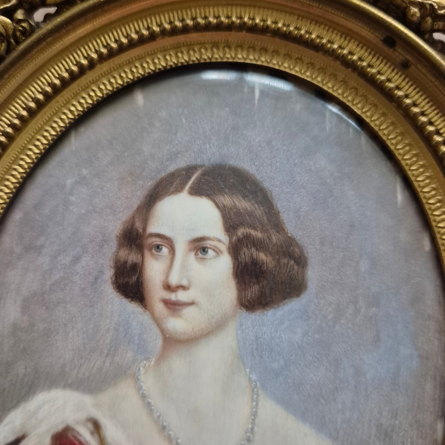 Antike viktorianische Miniaturmalerei / Lupenmalerei Porträt auf Porzellan / Leder in Messing gerahmt