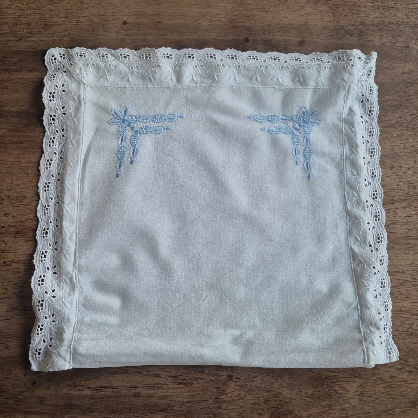 Kleine weiße Kissenhülle mit Spitzenrand und blauem Stickmuster 35x35cm