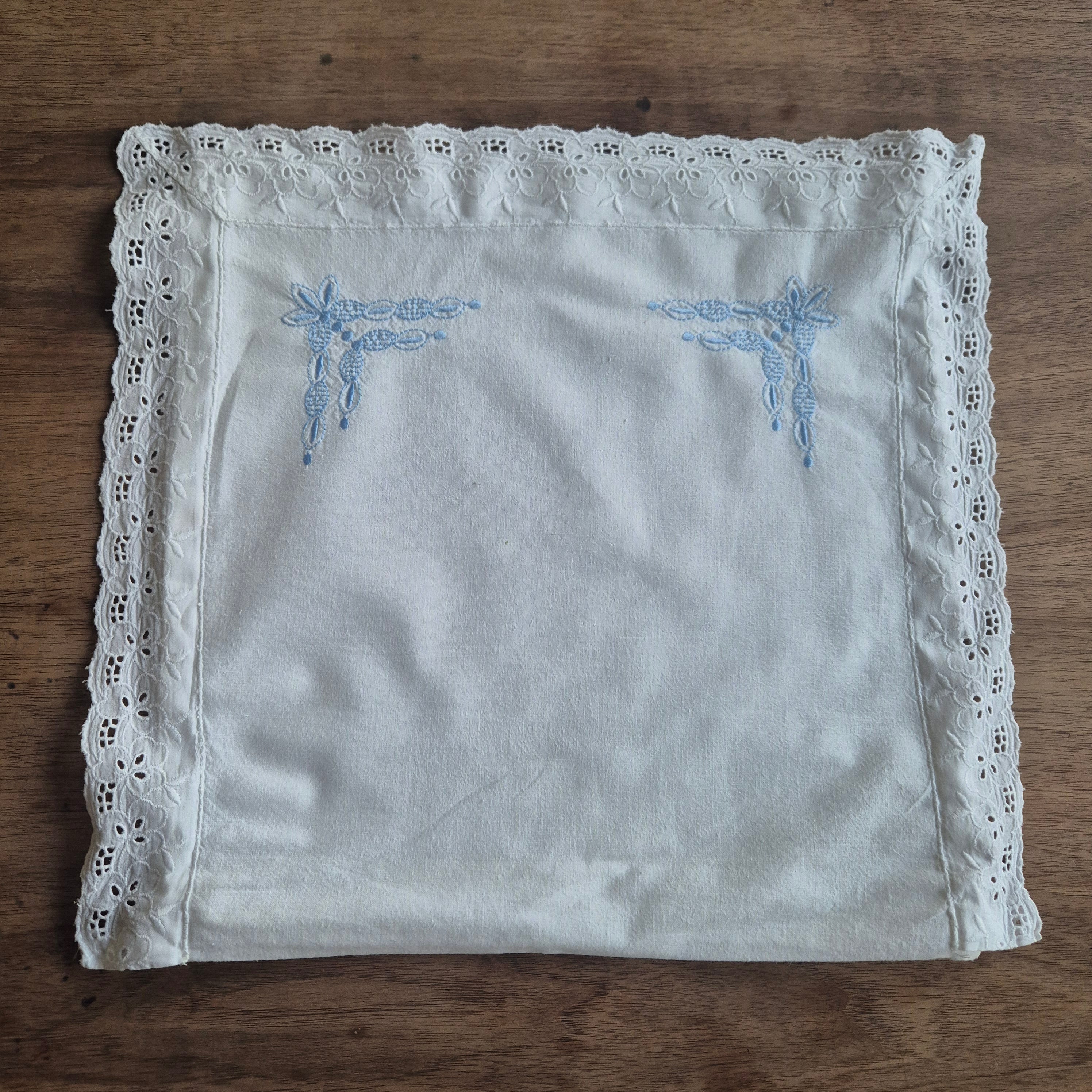 Kleine weiße Kissenhülle mit Spitzenrand und blauem Stickmuster 35x35cm