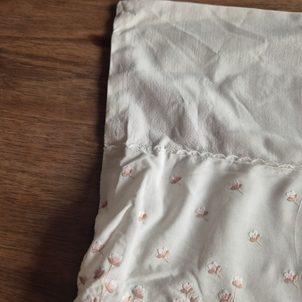 Antiker Kopfkissenbezug mit rosa Stickerein 70x70cm Baumwolle (unperfekt)