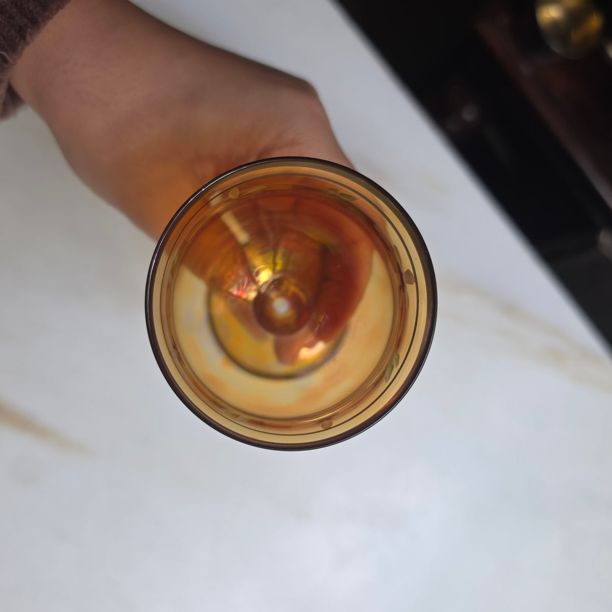 Vintage Likörglas - Likörkelch aus Bernstein-Glas – Handbemalt mit Blumenmotiv & Irisierendem Glanz