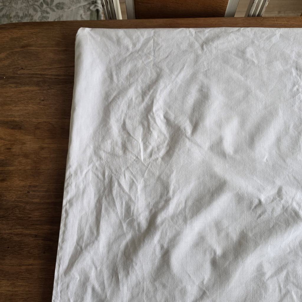 Klassischer Vintage Kissenbezug aus Leinen / Baumwolle mit Monogramm „KW“ & Stoffknöpfen - 80x75cm