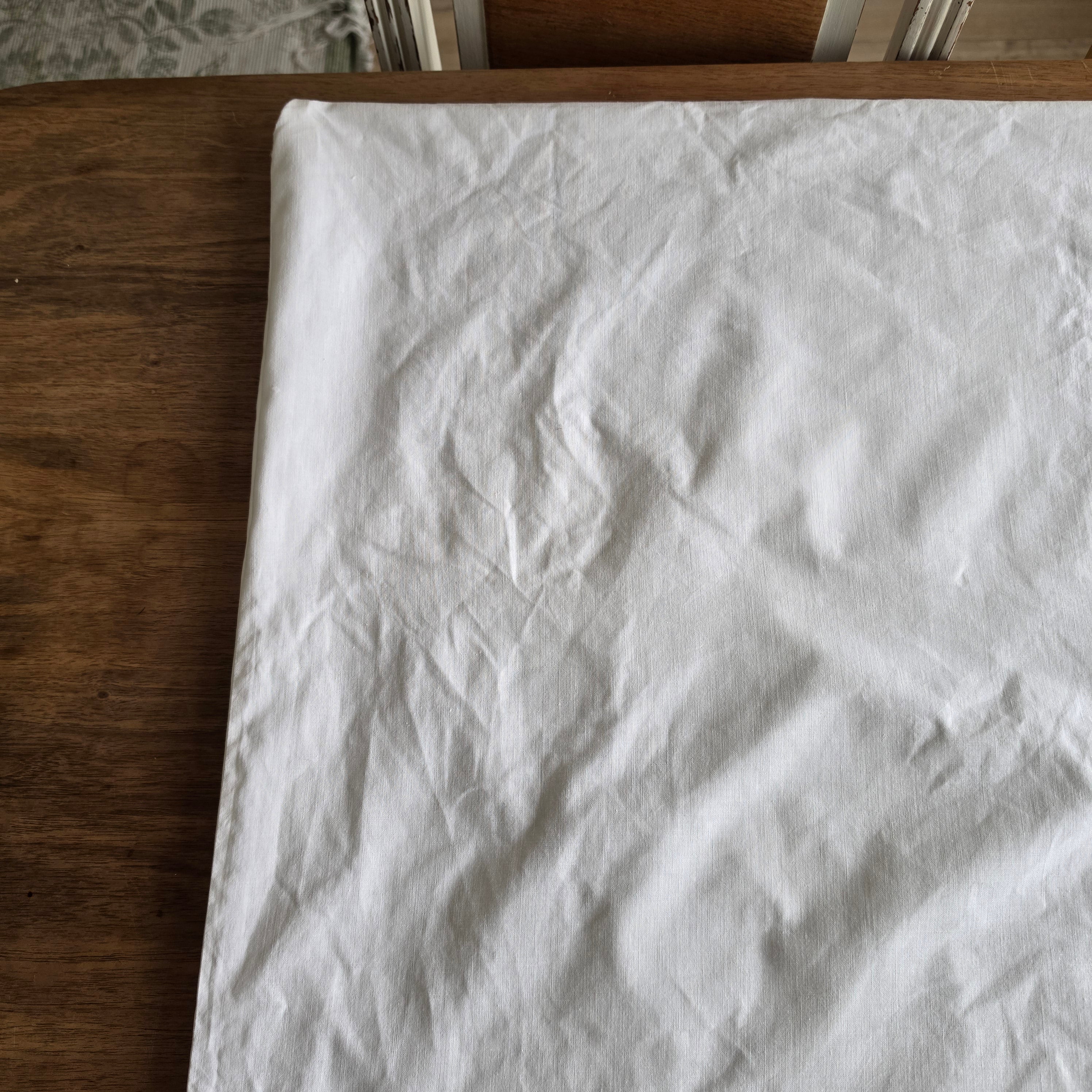 Klassischer Vintage Kissenbezug aus Leinen / Baumwolle mit Monogramm „KW“ & Stoffknöpfen - 80x75cm