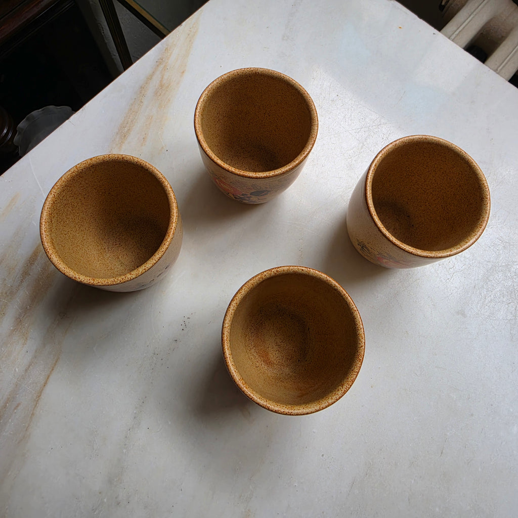 4er Set Vintage Keramikbecher - Rustikale Becher mit herbstlichem Frucht-Dekor - Sprenkelglasur