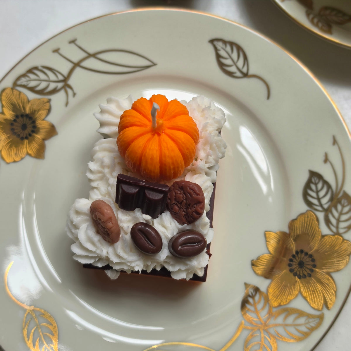 Handgemachte Sojawachs-Kerze „Pumpkin Coffee Pie Slice“ - Herbstliche Dessert-Kerze