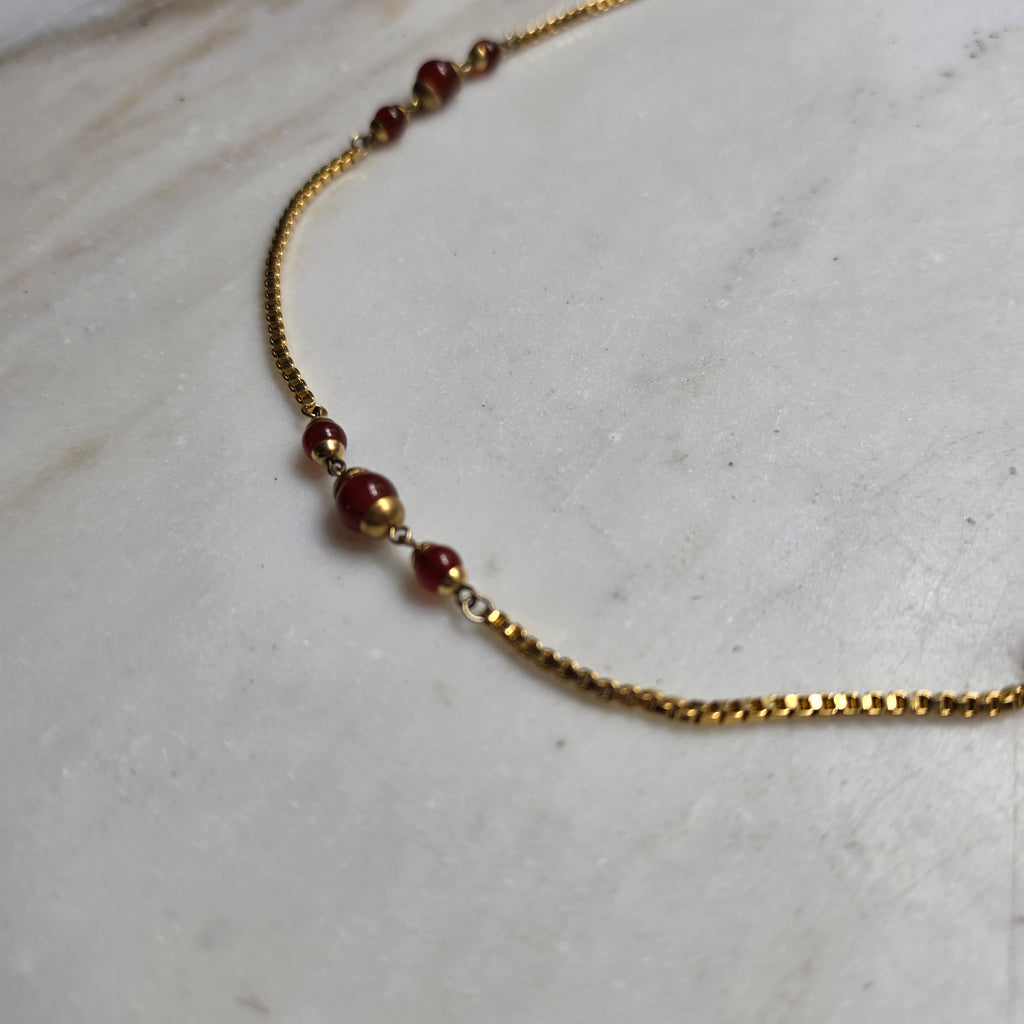 Statement-Kette im Art-Deco-Look – Rot & Goldfarben