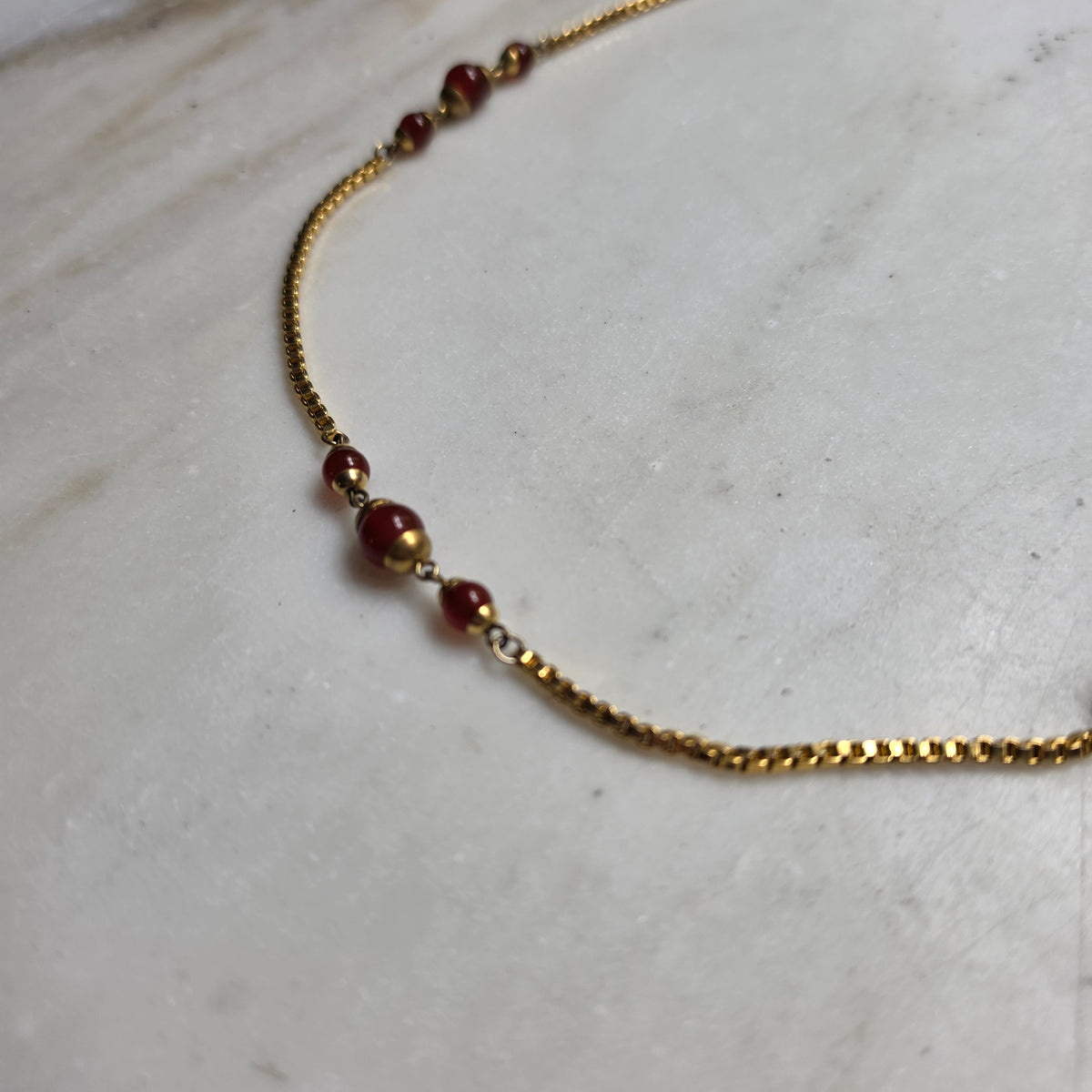 Statement-Kette im Art-Deco-Look – Rot & Goldfarben