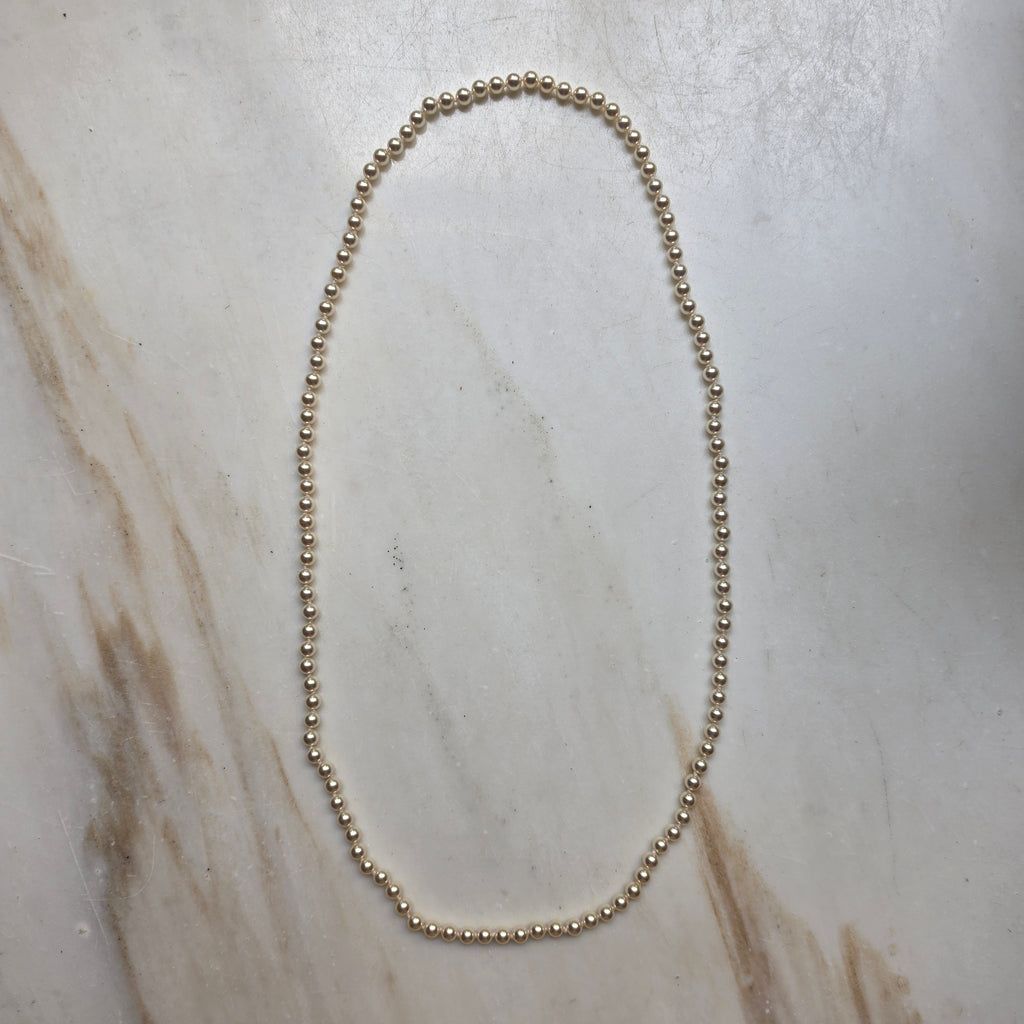 Klassische Kunstperlenkette mit warmem Schimmer – Vintage-Modeschmuck für jeden Tag