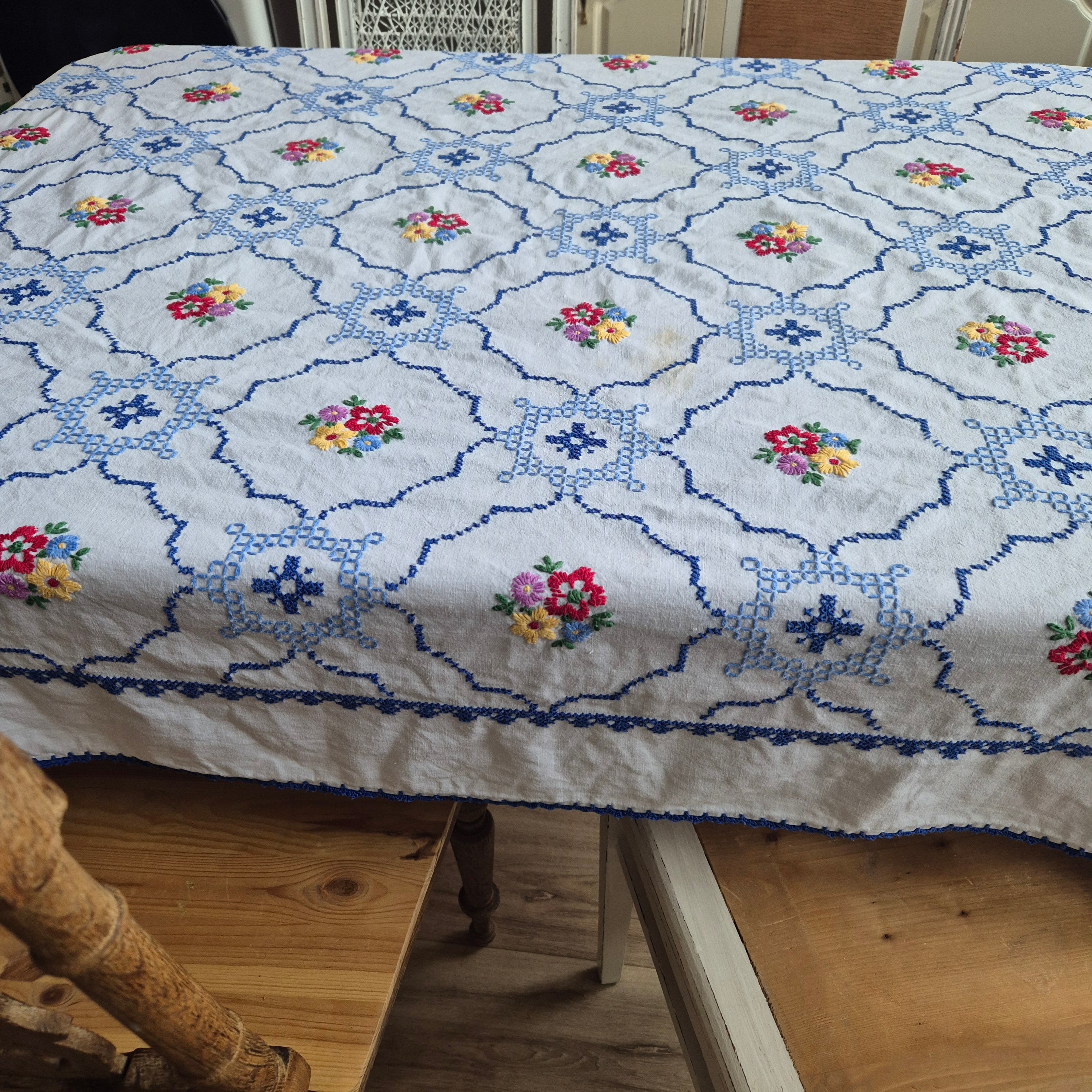 Antike Vintage Tischdecke blau weiß 125x160cm bestickt mit Rosen