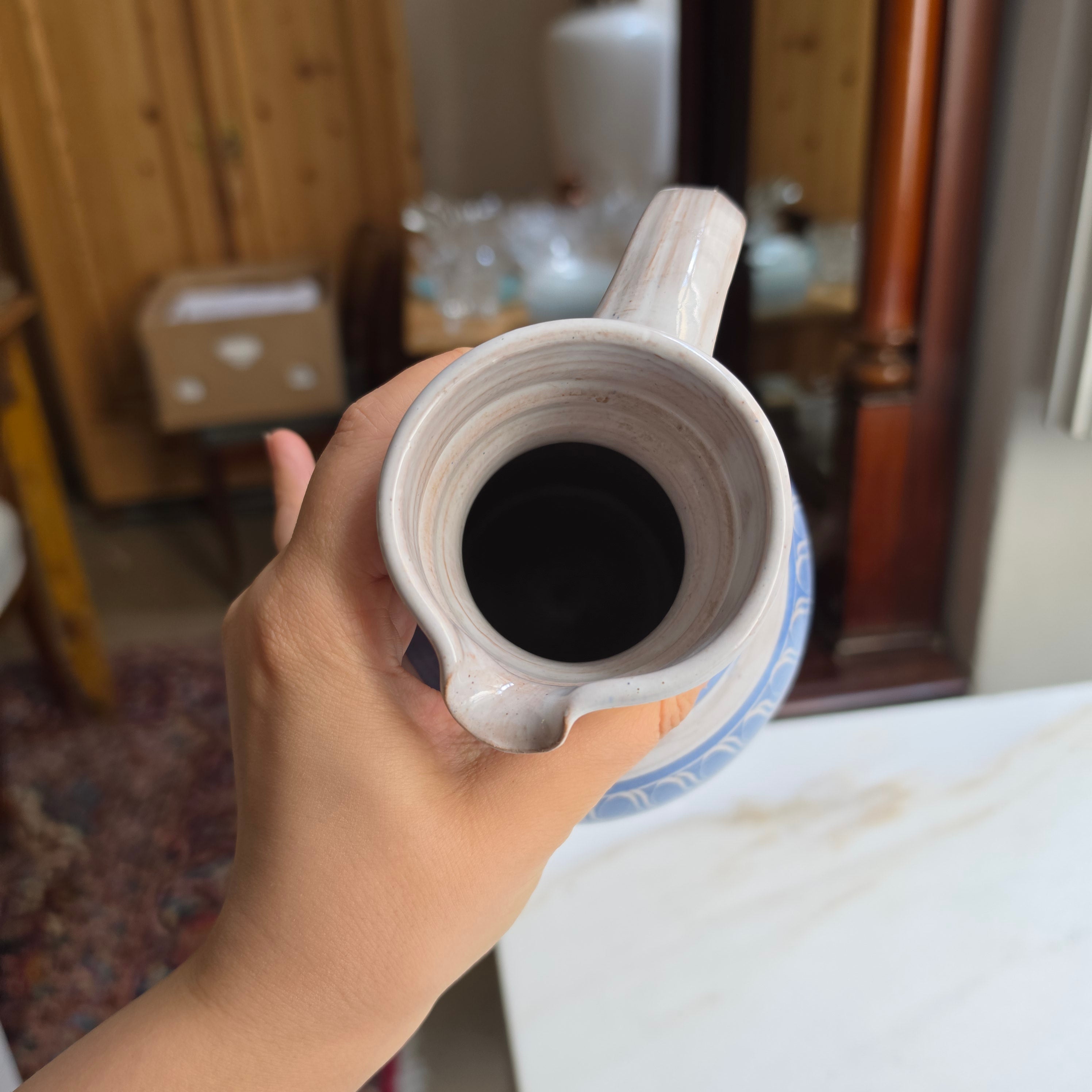 Vintage Keramik-Krug mit Ritzdekor – Blau-Weiß – Handarbeit